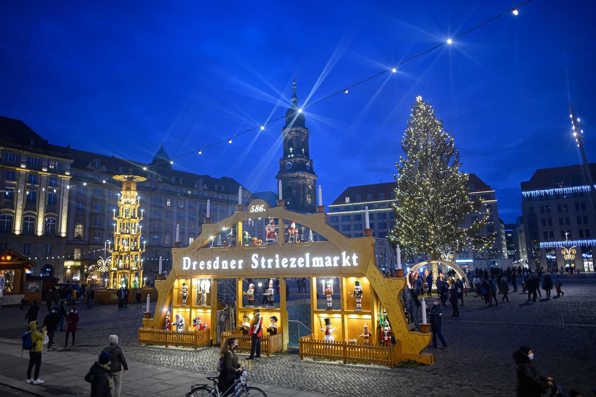 Der Dresdner Striezelmarkt ist der älteste urkundlich erwähnte Weihnachtsmarkt der Welt. Er findet seit 1434 statt. Zum Vergleich: Den Nürnberger Christkindlesmarkt gibt es erst seit Mitte des 17. Jahrhunderts.