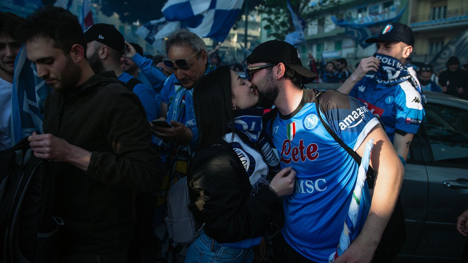 
                <strong>Meister-Kuss</strong><br>
                Dieses Paar aus Neapel feierte den historischen Titel des Traditionsklub mit einem Kuss. 
              
