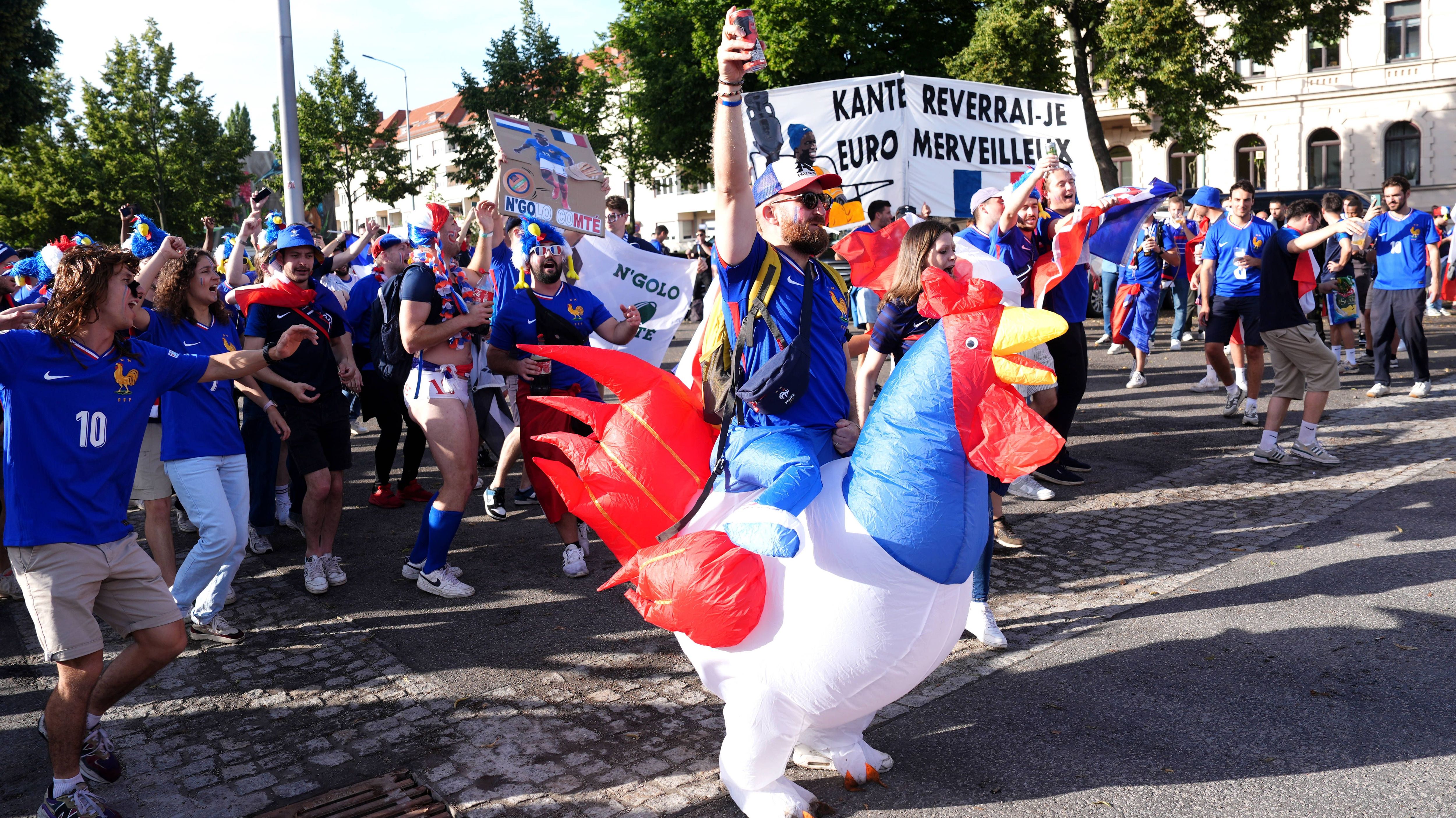 <strong>Feierstimmung in der Innenstadt</strong><br>Natürlich darf auch das französische Wappentier nicht fehlen. Die Bleus stimmen sich auf den zweiten Sieg bei der laufenden EM ein.