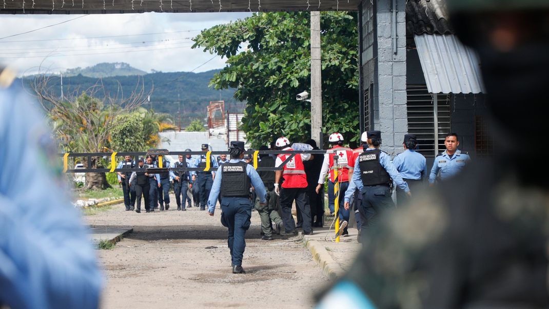 Polizeibeamte bewachen den Eingang des Frauengefängnisses in Tamara in Honduras. 