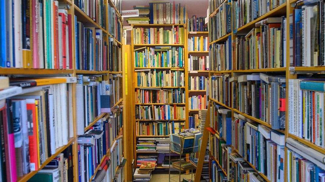 Die Uni Bielefeld sperrt Tausende Bücher für die Ausleihe - in ihnen sollen hochgiftige Arsenverbindungen stecken. (Symbolbild)
