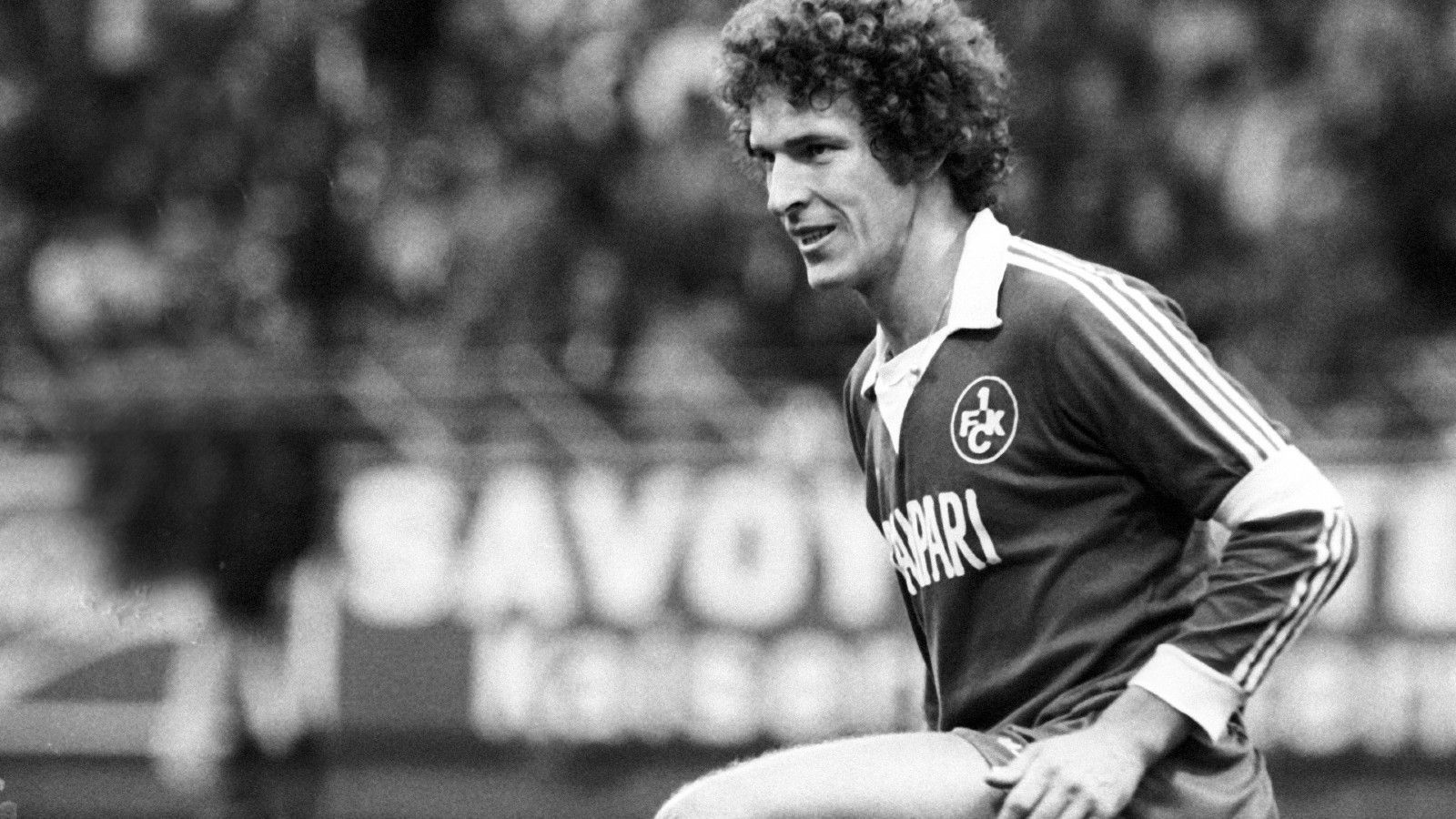 
                <strong>Sturm: Klaus Toppmöller</strong><br>
                Gestatten, Monsieur le Rekordtorschütze! Sage und schreibe 108 Tore schoss Toppmöller zwischen 1972 und 1980 für seine Lauterer, in jedem zweiten Spiel eine Bude. Später als Trainer übertrug er diesen Offensivgeist auf seine Teams – 2002 reichte es mit Leverkusen fürs CL-Finale, erst bei Zidane war Schluss.
              