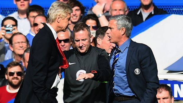 
                <strong>Arsene Wenger vs. Jose Mourinho</strong><br>
                Der Portugiese Mourinho pflegt auch eine langjährige Feindschaft mit Arsenals Arsene Wenger. Immer wieder warf Mourinho dem Langzeit-Coach der Gunners vor, ohne Konsequenzen erfolglos sein zu dürfen. Bei Wengers 1000. Premier-League-Spiel gewann Chelsea mit 6:0 gegen Arsenal. Nach einem Foul rastete Wenger aus und schubste Mourinho. Bisheriger Höhepunkt des Zwists ist aber eine angebliche Mourinho-Aussage. "Eines Tages laufe ich ihm außerhalb des Fußballfeldes über den Weg. Und dann breche ich ihm das Gesicht", soll der Portugiese einem Vertrauten gesagt haben.
              