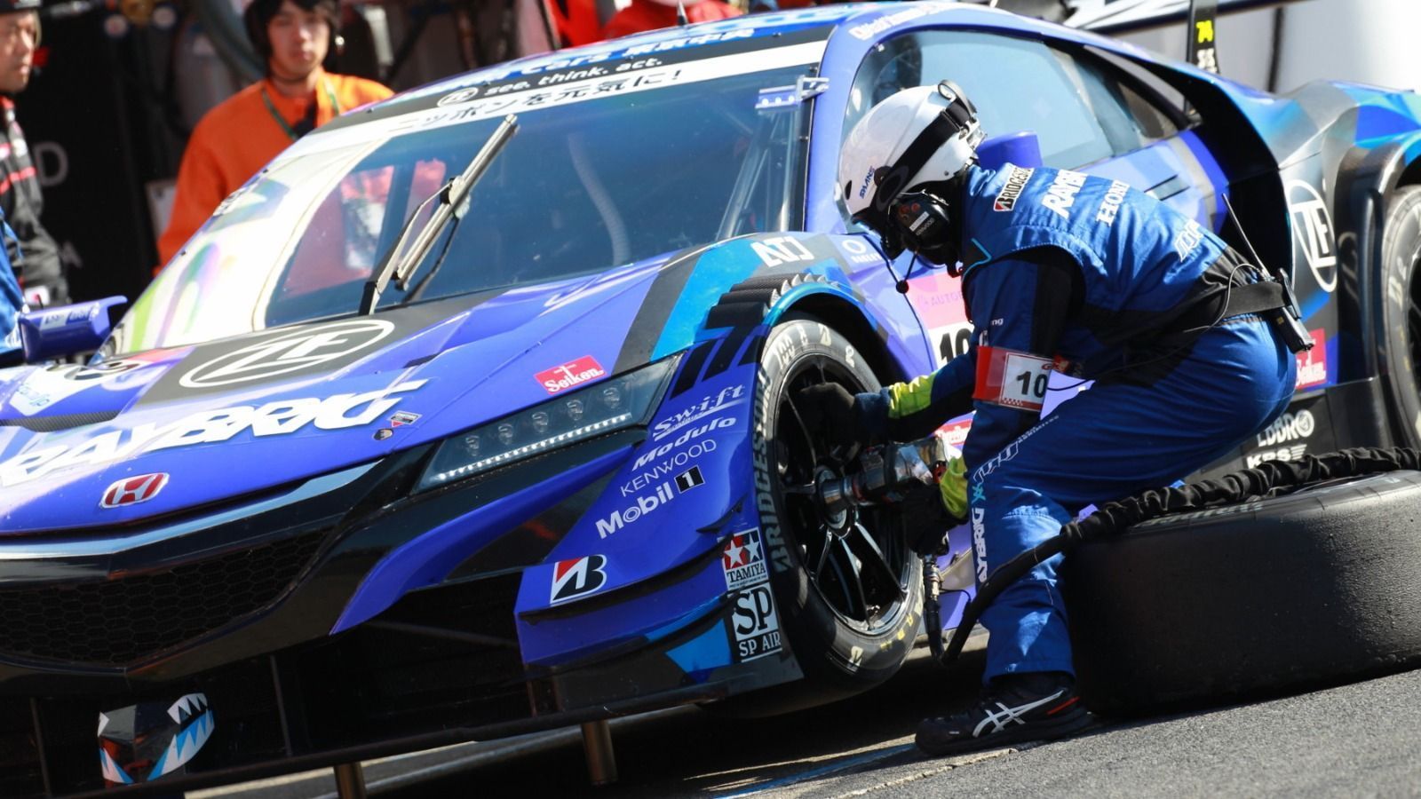 
                <strong>Honda NSX</strong><br>
                Während sich die anderen Super-GT-Piloten abwechseln, wird Button als Topstar an beiden Tagen im Honda NSX des Kunimitsu-Teams sitzen. Der Bolide verfügt als einziges Super-GT-Auto über einen Mittelmotor. Für 2020 stellt Honda aber wegen der Class-1-Regeln auf einen Frontmotor um.
              