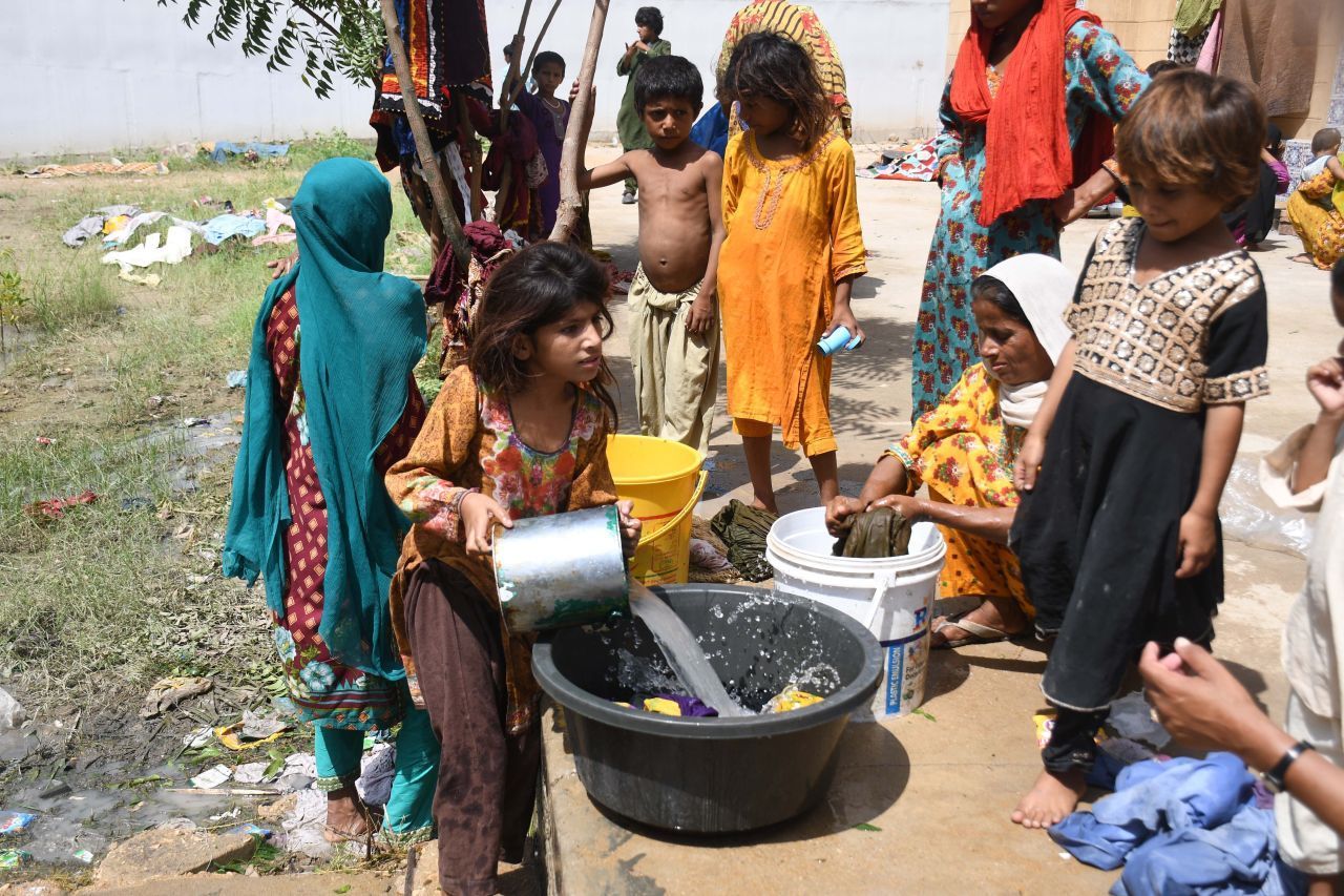 Den Menschen vor Ort fehlt es nicht nur an sauberem Trinkwasser, sondern auch an Hygieneartikeln und Nahrung. Mehrere Organisationen leisten Nothilfe, um die Betroffenen mit dem Nötigsten zu versorgen. 