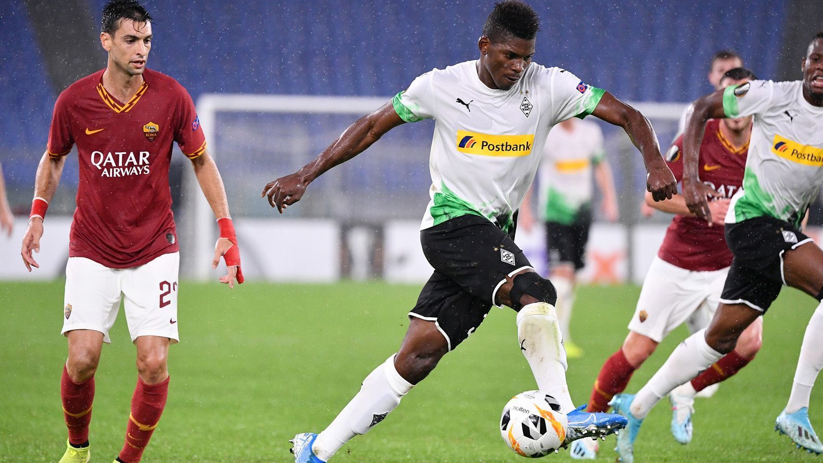 
                <strong>Breel Embolo</strong><br>
                Der ehemalige Schalker stellt die Abwehr der Gastgeber vor Schwierigkeiten, ist stets anspielbar und lauffreudig. Embolo schirmt den Ball gut ab und hat auch das Auge für den Nebenmann. Kurz vor der Pause sorgt er für einen Schreckmoment, als er mit bandagiertem rechten Knie vom Platz humpelt - doch es geht weiter. Bis er vor der Schlussviertelstunde für Stindl weichen muss. ran-Note: 3
              