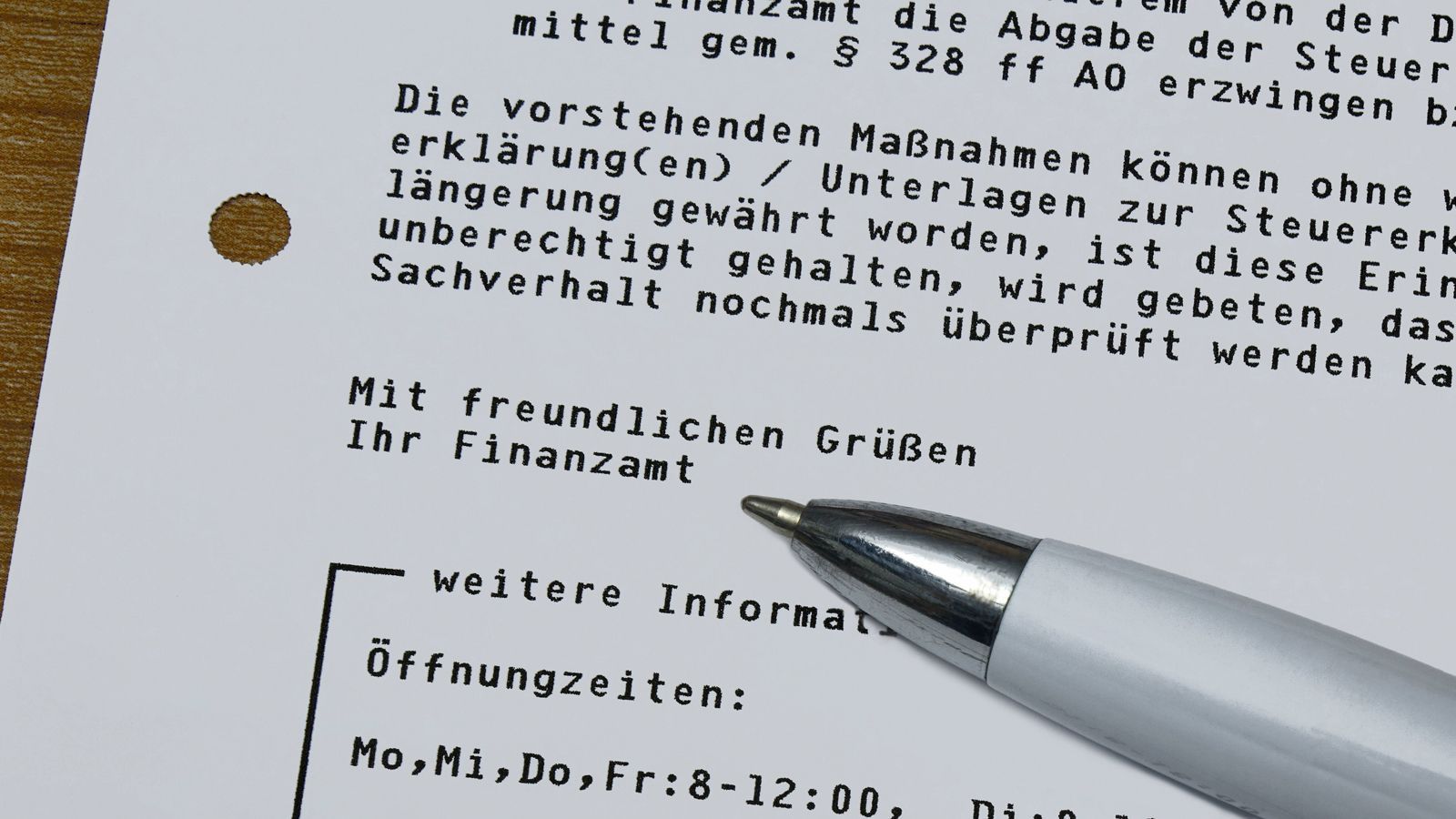 
                <strong>7. Die Steuer machen</strong><br>
                Ja, das Jahr neigt sich dem Ende entgegen. Und bald muss schon wieder die Steuererklärung abgegeben werden. Und ihr seid diesmal die Allerersten, weil ihr die stadionfreie Zeit sinnvoll für den Papierkram genutzt habt. Danke, NFL!
              