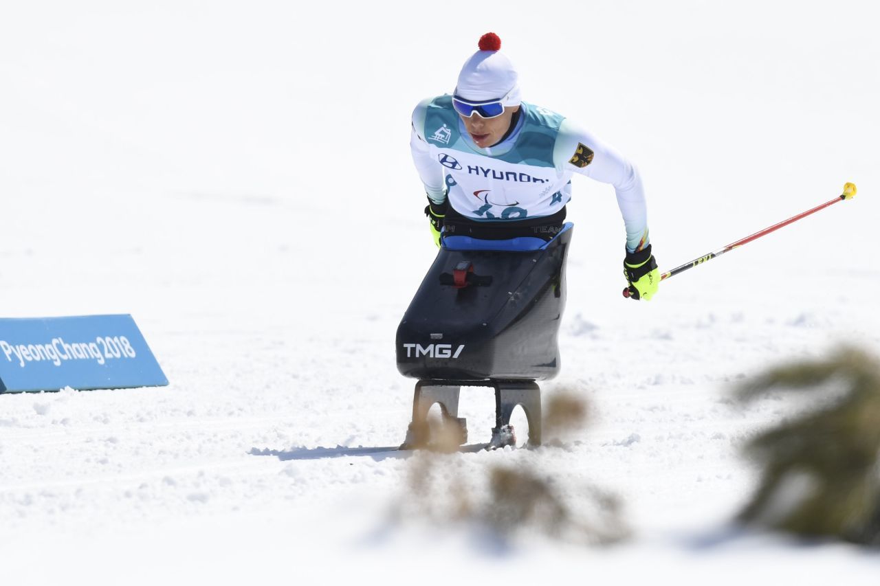 Para Ski nordisch: Para-Langlauf wurde ebenfalls schon bei den ersten Paralympics 1976 ausgetragen. Es gibt die Kategorien sitzend, liegend und sehbehindert. Auch hier gibt es unterschiedliche Start-Klassen. Für die Sehbehinderten gibt es auch hier einen Guide. Sportlerinnen und Sportler, die gewöhnlich auf einen Rollstuhl angewiesen sind, bewegen sich durch die Kraft ihrer Arme in einem Sitzski fort. Das Foto zeigt die deuts