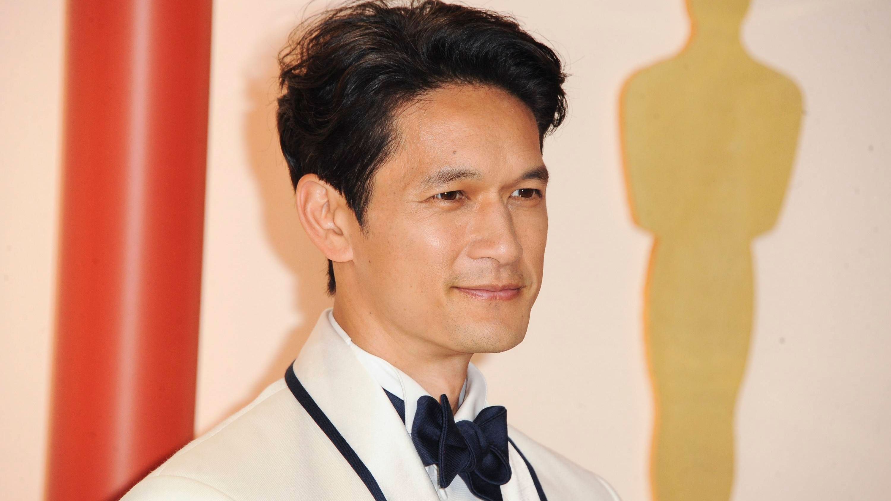 <strong>Harry Shum Jr. (San Francisco 49ers)</strong><br>Die Vorliebe von "Grey's Anatomy"-Darsteller Harry Shum Jr. für die 49ers führt zu Problemen an seinem Arbeitsplatz. Shum, der in Costa Rica geboren wurde und nach San Francisco zog, als er sechs Jahre alt war, <a href="https://www.instagram.com/p/C20CawoRHba/">teilte auf Instagram ein Video von seiner Figur Dr. Benson "Blue" Kwan und Anthony Hills Figur Dr. Winston Ndugu</a> (ein Chiefs-Fan), die sich einen epischen Streit über ihre Loyalität zum Team liefern ...