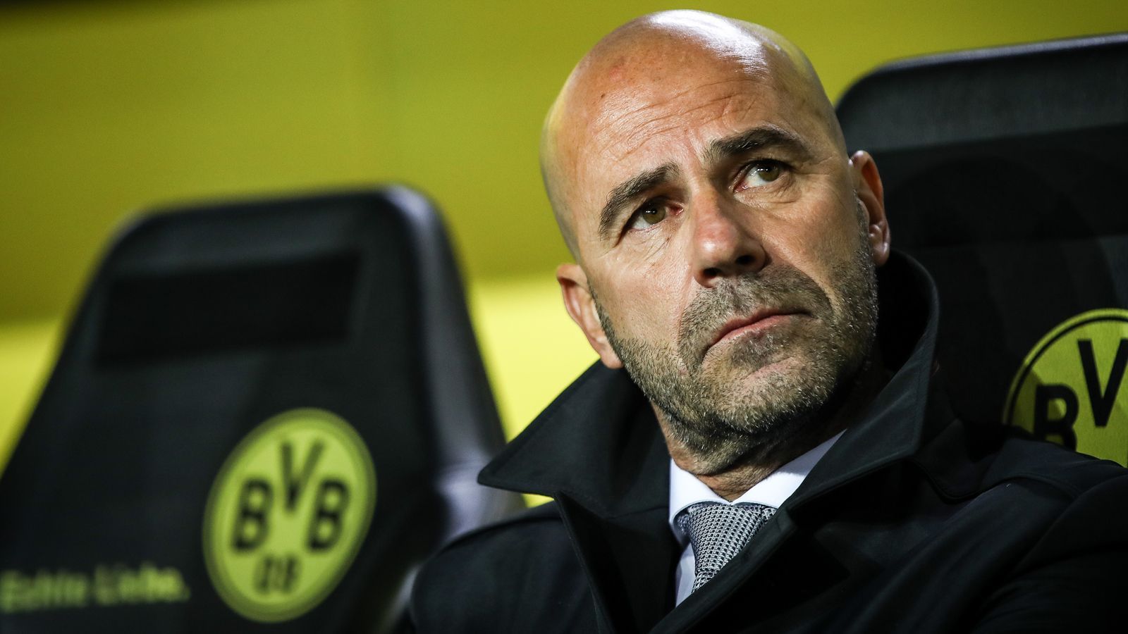
                <strong>Peter Bosz (Borussia Dortmund)</strong><br>
                Offensivfußball pur lieferte Dortmunds damaliger Neu-Coach Peter Bosz den Fans im Spätsommer 2017 und begeisterte damit sowohl Anhang als auch Experten - zumindest für ein einige Wochen. Bis Ende Oktober ging das risikoreiche Konzept des Niederländers größtenteils auf, dann kam es zum Bruch. Intern soll Bosz mit einigen Stars aneinander geraten sein und auf dem Platz ging anschließend nichts mehr. Die Folge: Nach dem ordentlichen Start in die Saison 2017/18 konnte der BVB keines der neun Pflichtspiele von Ende Oktober bis in den Dezember mehr gewinnen. So musste Bosz, der erst im Sommer 2017 von Ajax Amsterdam in den Pott wechselte, noch vor dem Jahresende nach 24 nur Pflichtspielen wieder seinen Hut nehmen. Nach einem Jahr ohne Job ist Bosz seit Dezember 2018 wieder Bundesliga-Trainer. Bei Bayer Leverkusen hat der 56-Jährige einen Punkteschnitt von 1,9 und auch schon eine Vertragsverlängerung bis 2022 in der Tasche. 
              