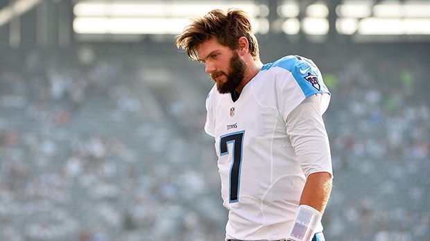 
                <strong>Zach Mettenberger (Tennessee Titans -> San Diego Chargers ->)</strong><br>
                In der Offseason verpflichteten die Chargers den schlechtesten Quarterback der NFL. Zumindest wenn es nach dem "Total Quarterback Rating" geht. Denn mit einem Wert von 16,5 bei maximal 100 hat Mettenberger die schlechteste Bilanz seit der Einführung 2006. In San Diego war für Mettenberger aber schon Ende August Schluss. Dafür ist er nun die Numer drei unter den Quarterbacks bei den Pittsburgh Steelers.
              