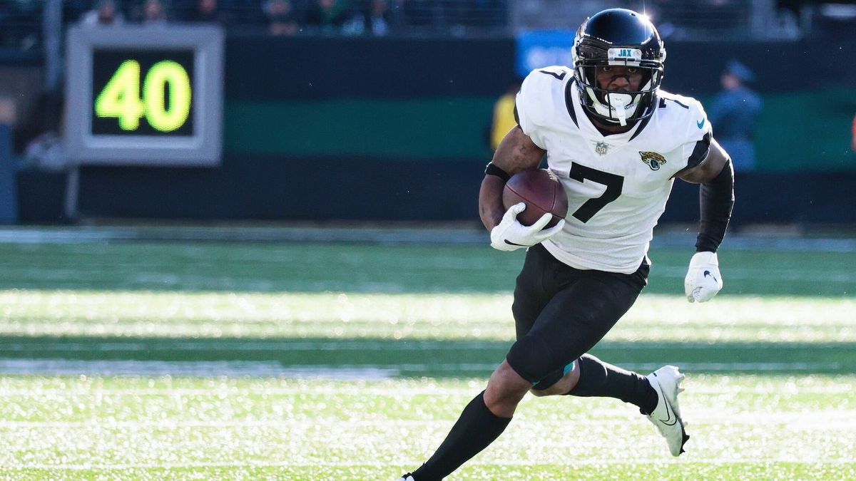 EAST RUTHERFORD, NJ - DECEMBER 26: Jacksonville Jaguars Wide Receiver Tavon Austin (7) carries the ball during the first half of the National Football League game between the Jacksonville Jaguars a...