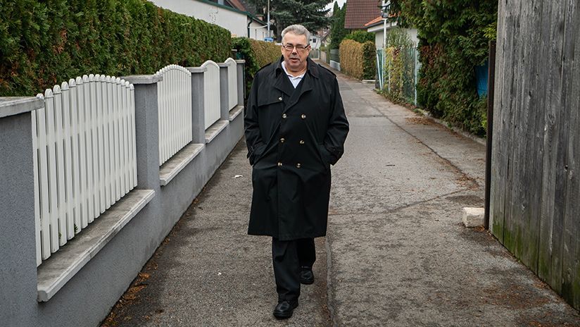 Zwischen Wiener Zentralfriedhof und Krematorium liegt die Gartensiedlung Neugebäude. Mit Vereins-Obmann Herbert lernen wir diesen Mikrokosmos kennen und erfahren, wie diese grüne Lunge funktioniert.