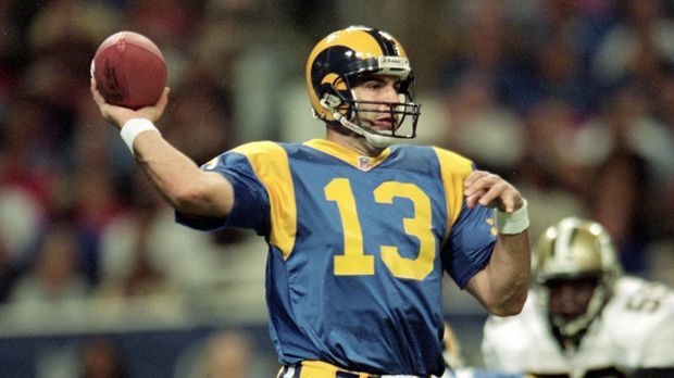 
                <strong>Kurt Warner</strong><br>
                Was für ein Märchen: Nachdem er 1994 nicht gedraftet wurde, ging Warner in die Arena League und die NFL Europe, ehe er es 1998 zu den St. Louis Rams in die NFL schaffte. Backup in seiner ersten Saison, profitierte er in seinem zweiten Jahr bereits in der Preseason von der Knieverletzung von Trent Green. Warner startete durch: Er wurde nach der Regular Season MVP und führte die Rams zum Sieg in Super Bowl XXXIV. Auch dort wurde er mit 414 Yards und zwei Touchdowns MVP.  Der erfolgreiche Rest wie vier Pro-Bowl-Teilnahmen und die Aufnahme in die Hall of Fame sind NFL-Geschichte.
              