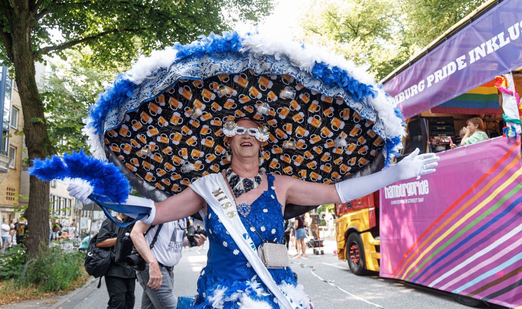 Hamburg: Ein Teilnehmer präsentiert sich bunt kostümiert auf der Demonstration zum Christopher Street Day (CSD). 