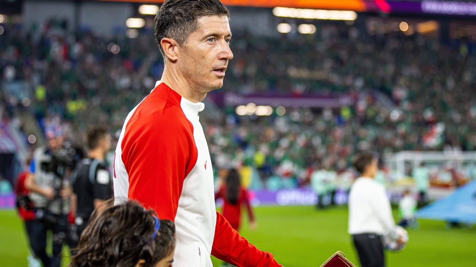 
                <strong>Lewandowski-Watch: So schlug sich Polens Stürmer gegen Mexiko</strong><br>
                Robert Lewandowski hat in seiner außergewöhnlichen Karriere etliche Titel gewonnen und Rekorde gebrochen. Was ihm - neben dem Ballon d'Or - noch fehlt, ist ein Tor bei einer Weltmeisterschaft für sein Heimatland Polen.
              