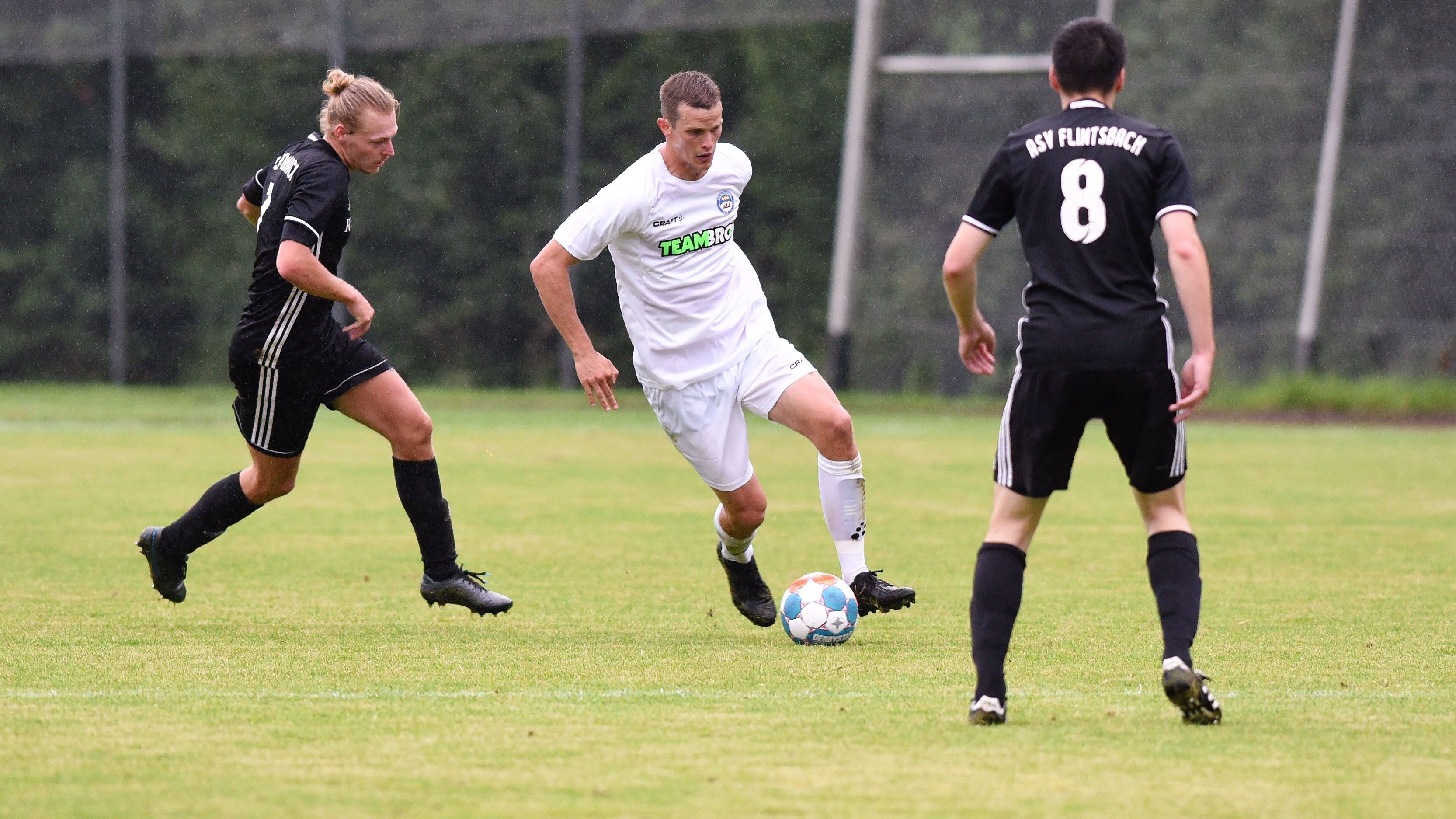 
                <strong>Rückkehr gelungen</strong><br>
                Und der Einstand glückte - mit 5:2 wurde im Derby der ASV Flintsbach besiegt. Rund 450 Zuschauer sahen die Rückkehr der erfolgreichsten Fußballer, die der TSV bislang hervorbrachte.
              