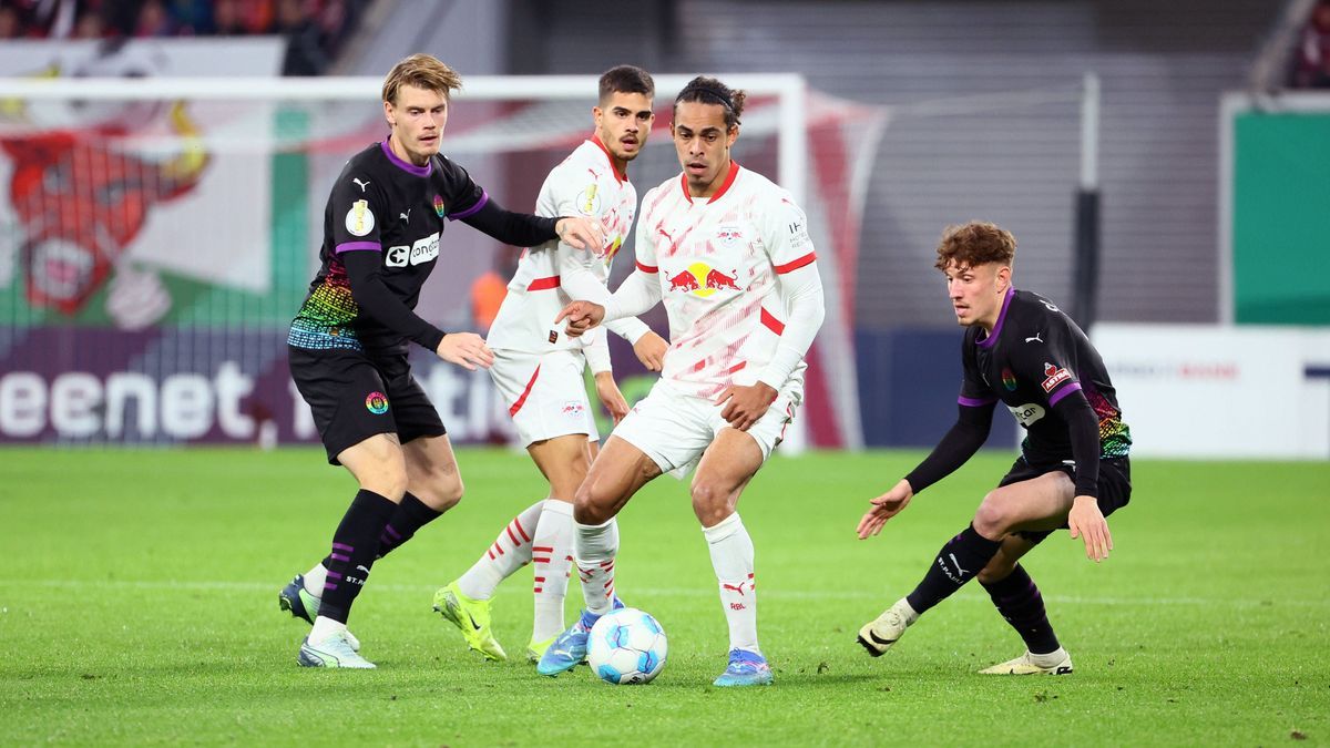 RB Leipzig - St. Pauli DFB Pokal Leipzig, 29.10.2024, Red Bull Arena, Fußball, DFB Pokal, 2.Hauptrunde , RB Leipzig vs. FC St. Pauli Hamburg , Im Bild von links; Eric Smith (8, Pauli), Andre Silva ...