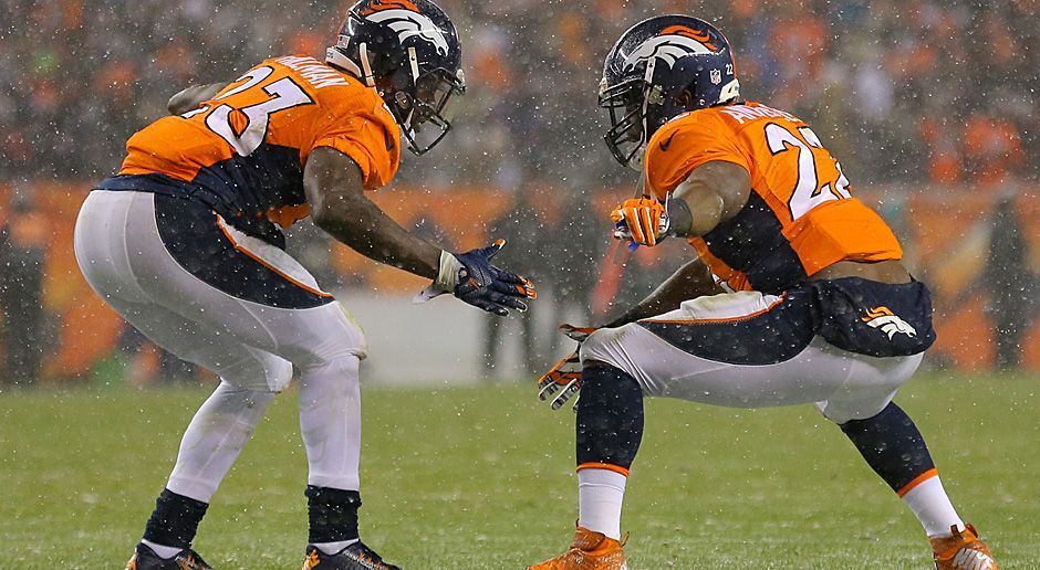 
                <strong>Ronnie Hillman und C.J. Anderson</strong><br>
                RUNNING BACKS: Jobsharing im Backfield: C.J. Anderson (r.) und Ronnie Hillman teilen sich die Position des Running Backs bei den Denver Broncos. Beide verfügen über überdurchschnittliche Fähigkeiten, so richtig kam das Laufspiel in dieser Saison aber nicht in Gang. Hillmann lief in der Regular Season 863 Yards, Anderson 720. 
              