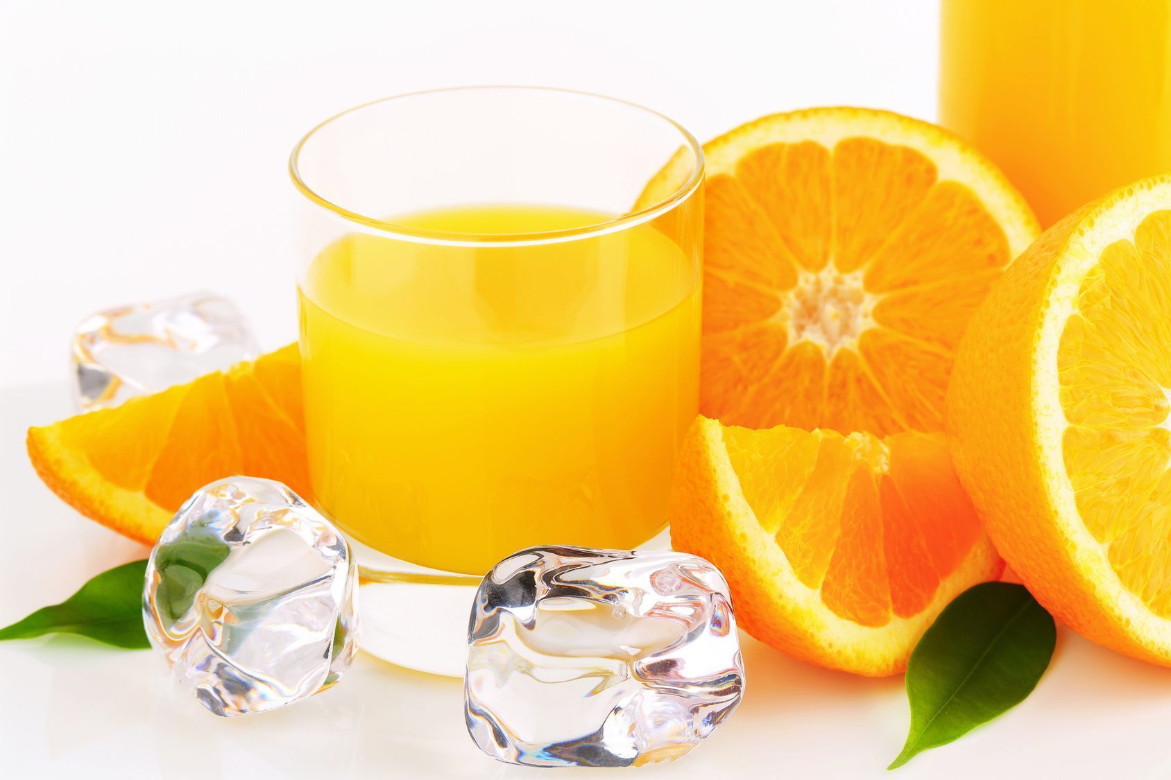 Rezepte für Säfte gibt es viele. Auf dem kulinarischen Sommer-Plan könnte auch ein Vitamin-Getränk mit Mandarinen oder Orangen, Ingwer und Eiswürfeln stehen.