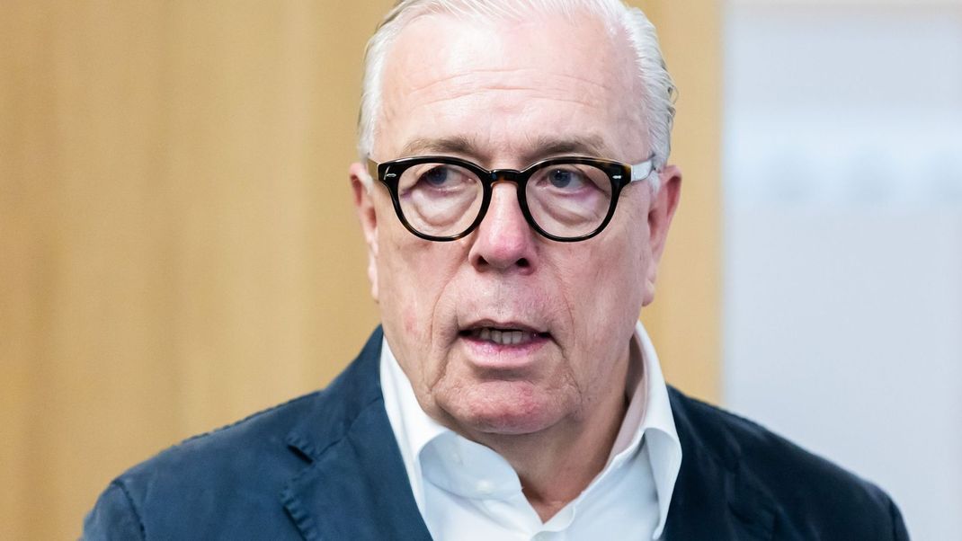 Klaus Reinhardt, Präsident der Bundesärztekammer, kommt zu einer Konferenz.