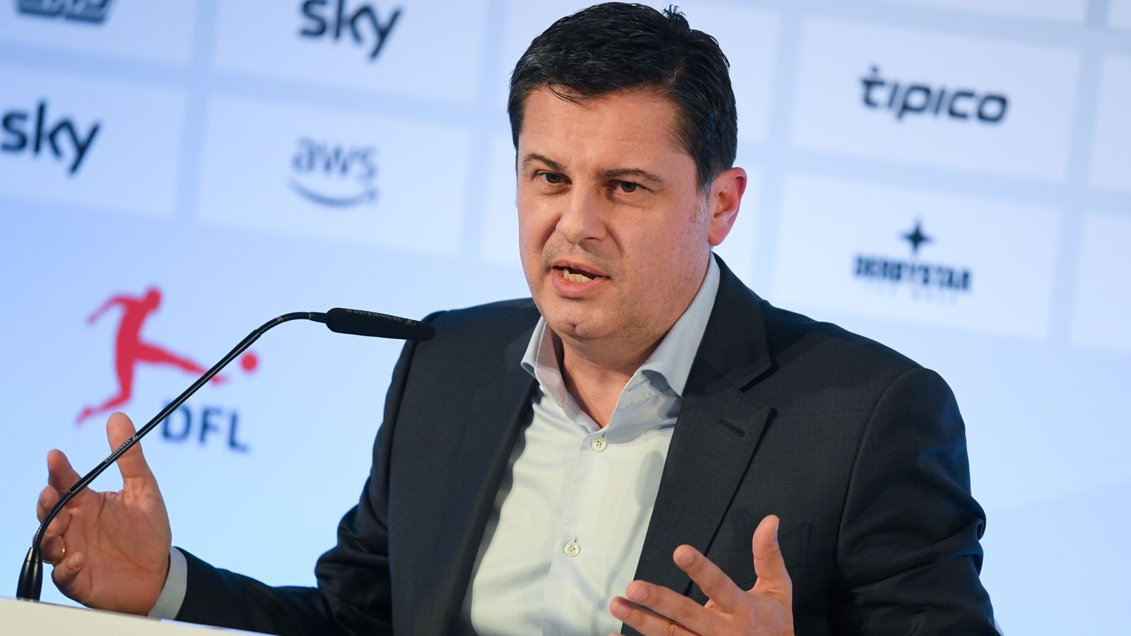 
                <strong>Bundesliga-Abschluss mit Geisterspielen? So viel Geld würden die Klubs verlieren</strong><br>
                Wegen der Coronavirus-Pandemie pausiert die Bundesliga. Aktuell ist es nur schwer vorstellbar, dass in naher Zukunft wieder Spiele mit Zuschauern stattfinden. DFL-Geschäftsführer Christian Seifert (im Bild) sprach zuletzt davon, dass Geisterspiele "die einzige Überlebenschance" für die Profiklubs seien. Die "Sport Bild" hat nun einen Bericht veröffentlicht, in dem dargelegt wird, wie viel Geld den einzelnen Vereinen durch die Lappen gehen würde, sollte die Saison hinter verschlossenen Türen zu Ende gespielt werden. In die Berechnung fließen nur Heimspiele ein, für die sich das Team nach aktuellem Stand sportlich qualifiziert hat. Beim FC Bayern München wird z.B. nur das Achtelfinal-Rückspiel in der Champions League miteinbezogen - nicht aber ein eventuelles Viertelfinalspiel. ran.de zeigt, wie viel ein Geisterspiel-Abschluss die Teams kosten würde.
              