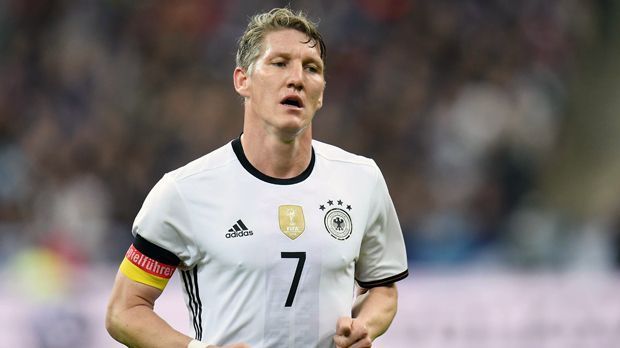 
                <strong>Deutschland - Bastian Schweinsteiger</strong><br>
                Deutschland - Bastian Schweinsteiger: Lange stand sein EM-Einsatz durch eine Verletzung auf der Kippe, doch Schweinsteiger wurde rechtzeitig fit. Und so dürfte er wohl in Frankreich das DFB-Team erstmals bei einem großen Turnier aufs Feld führen. Nach dem WM-Titel 2014 wurde der Mittelfeldmann von Manchester United Nachfolger von Philipp Lahm als DFB-Kapitän.
              
