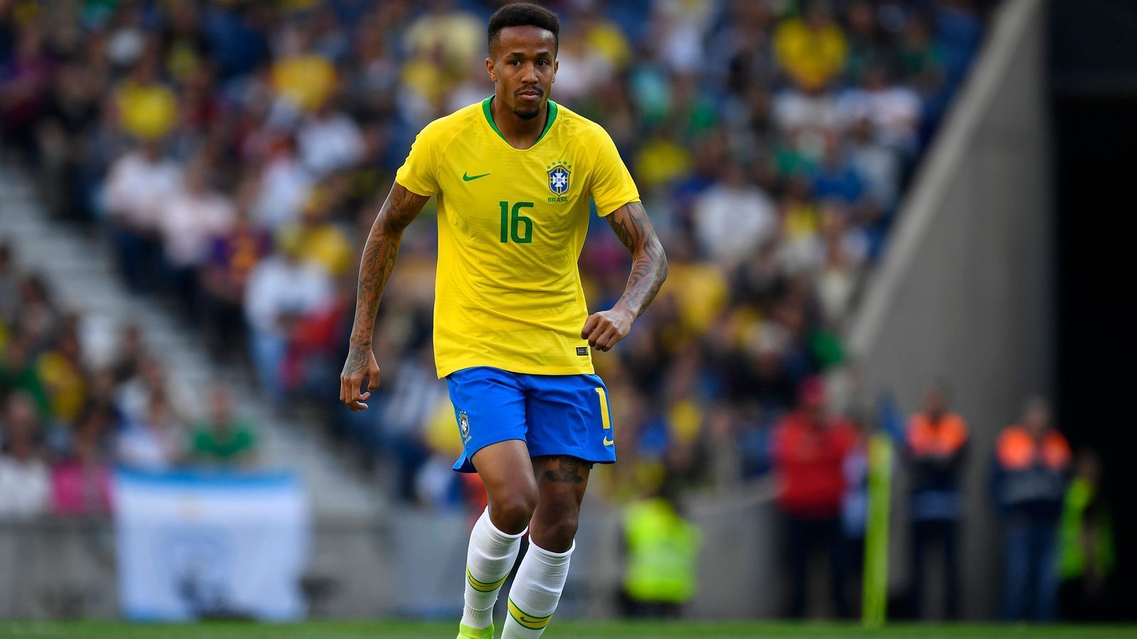 
                <strong>Eder Militao (Brasilien)</strong><br>
                Der 21 Jahre alte Eder Militao ist auf dem Sprung und zwar gleich in mehrerlei Hinsicht. Zum einen macht der Innenverteidiger derzeit in Brasiliens Nationalmannschaft seine ersten Spiele (bislang drei Einsätze) und zum anderen hat Eder Militao auf Klubebene Großes vor sich. Dem Defensivmann gelang nach nur einer Saison in Europa, beim FC Porto, der Sprung zu Real Madrid. Die "Galaktischen" zahlen offenbar 50 Millionen Euro Ablöse für den früheren Verteidiger des FC Sao Paulo. Kann Eder Militao bei der Copa America einmal mehr den Beweis antreten, dass er diese Summe auch wirklich Wert ist?
              