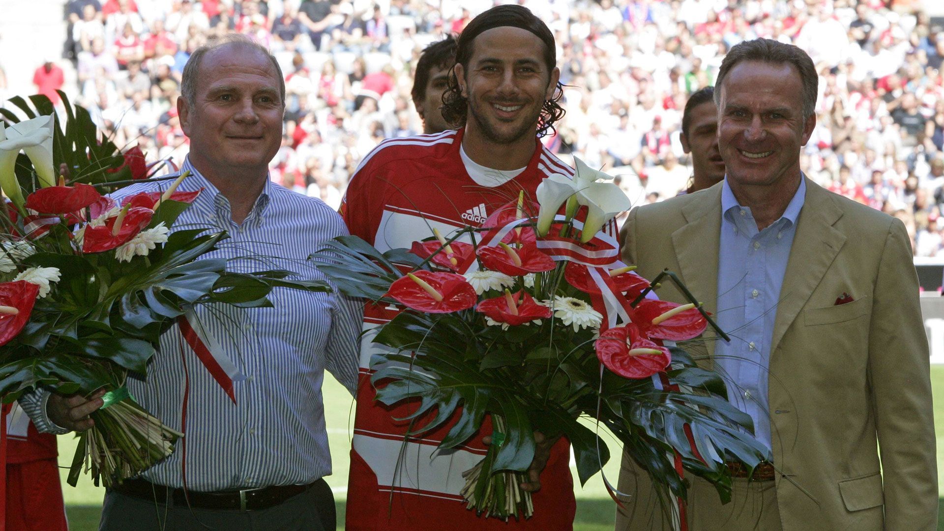 
                <strong>Claudio Pizarro</strong><br>
                Wechsel zur Saison: 2007/08 und 2015/16 -Pflichtspiele für den FC Bayern: 327 -Pflichtspieltore für den FC Bayern: 125 -Aufnehmender Verein: FC Chelsea / Werder Bremen
              