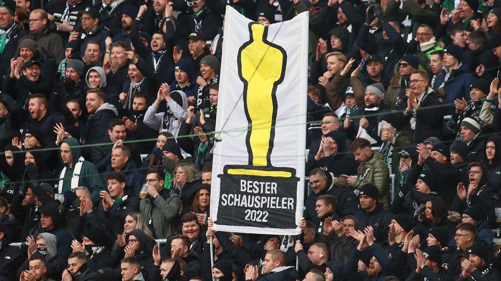 
                <strong>Oscar für Eberl</strong><br>
                Wegen seines aus Fan-Sicht vorgetäuschten Burnout "verliehen" die Gladbacher Anhänger Eberl symbolisch einen Oscar mit dem Titel "Bester Schauspieler 2022". Die realen Pendants werden am Sonntag zum 95. Mal vergeben.
              