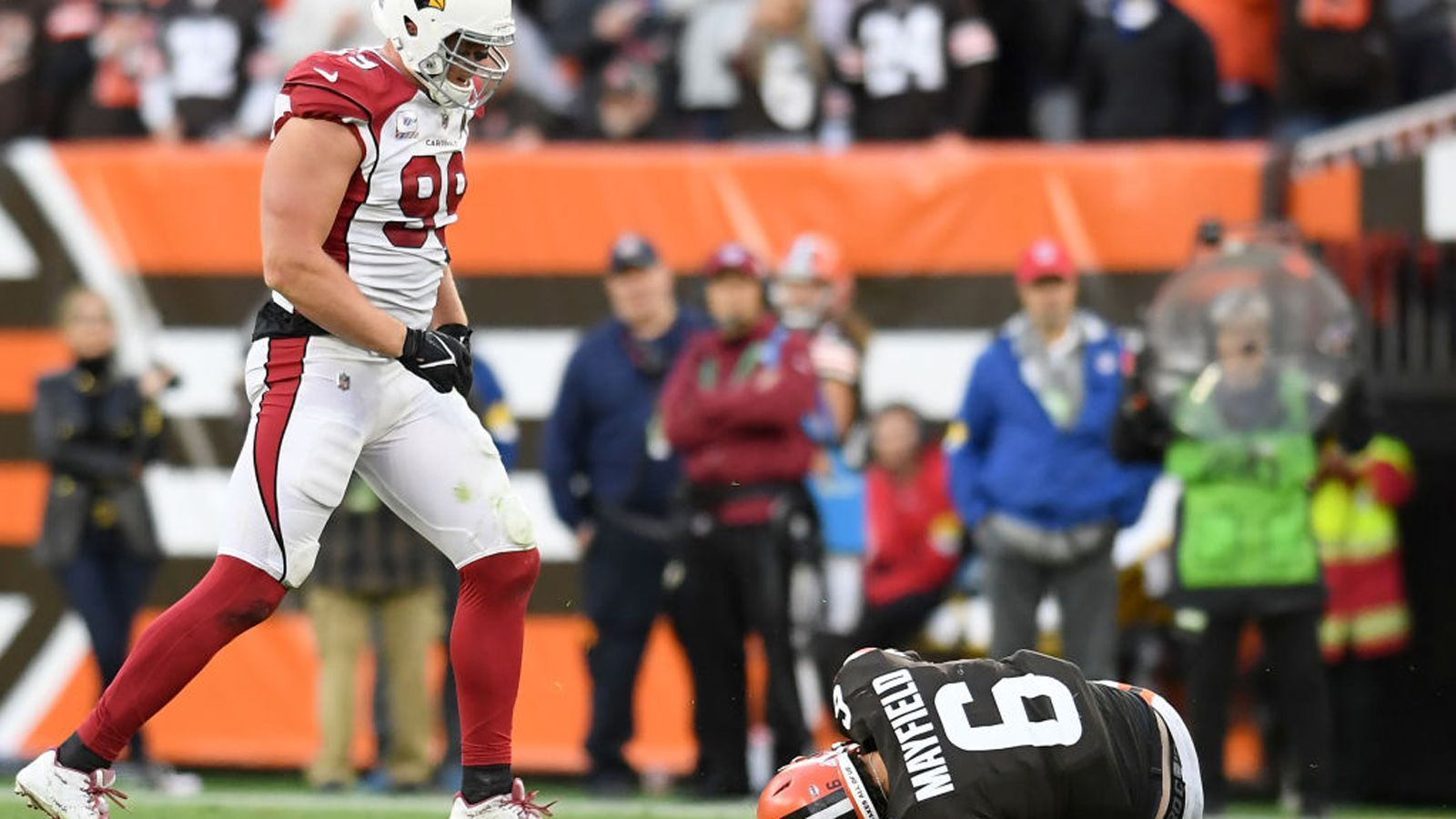 
                <strong>Gewinner: J.J. Watt (Arizona Cardinals)</strong><br>
                Die Arizona Cardinals sind mit sechs Siegen aus sechs Spielen aktuell das Maß aller Dinge. Defensive End J.J. Watt erwies sich zudem (einmal mehr) als fairer Sportsmann, als er sich direkt nach einem Play um den verletzten Browns-Quarterback Baker Mayfield kümmerte und die Sanitäter herbeirief. Diese Fair-Play-Geste war fast noch bemerkenswerter als sein Sack und seine fünf Tackles, die er beim Sieg verbuchte.
              