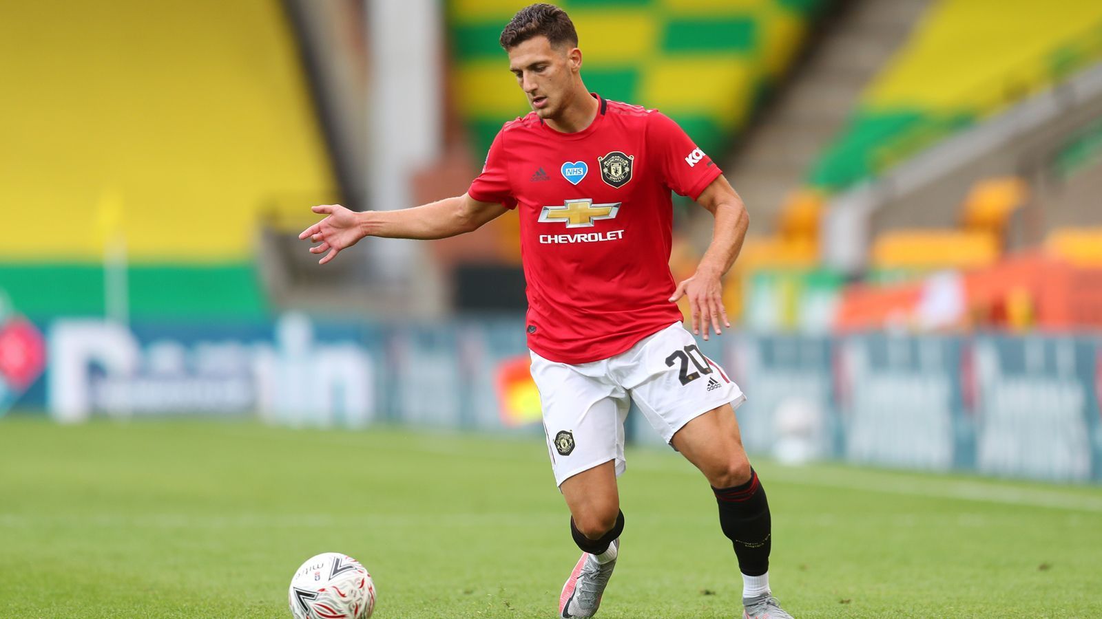 
                <strong>Diogo Dalot</strong><br>
                Der mit Abstand jüngste Spieler auf Uniteds Streichliste soll Diogo Dalot sein. Der 21-jährige Portugiese kam im Sommer 2018 vom FC Porto auf die Insel und war zuletzt unter Solskjaer sportlich ziemlich außen vor. In der noch laufenden Saison durfte der Außenverteidiger bislang nur vier Mal in der Premier League ran. Zwar setzte das Talent lange Zeit eine Leistenverletzung außer Gefecht, doch seit seiner Genesung kam Dalot gerade einmal auf fünf Einsatzminuten in der Premier League und war zuletzt über Monate überhaupt nicht mehr im Kader des englischen Rekordmeisters. Der noch bis 2023 vertraglich gebundene Dalot kostete den Engländern im Sommer 2018 satte 22 Millionen Euro Ablöse und soll bei seinem Noch-Arbeitgeber jährlich rund 1,15 Millionen Euro verdienen. 
              