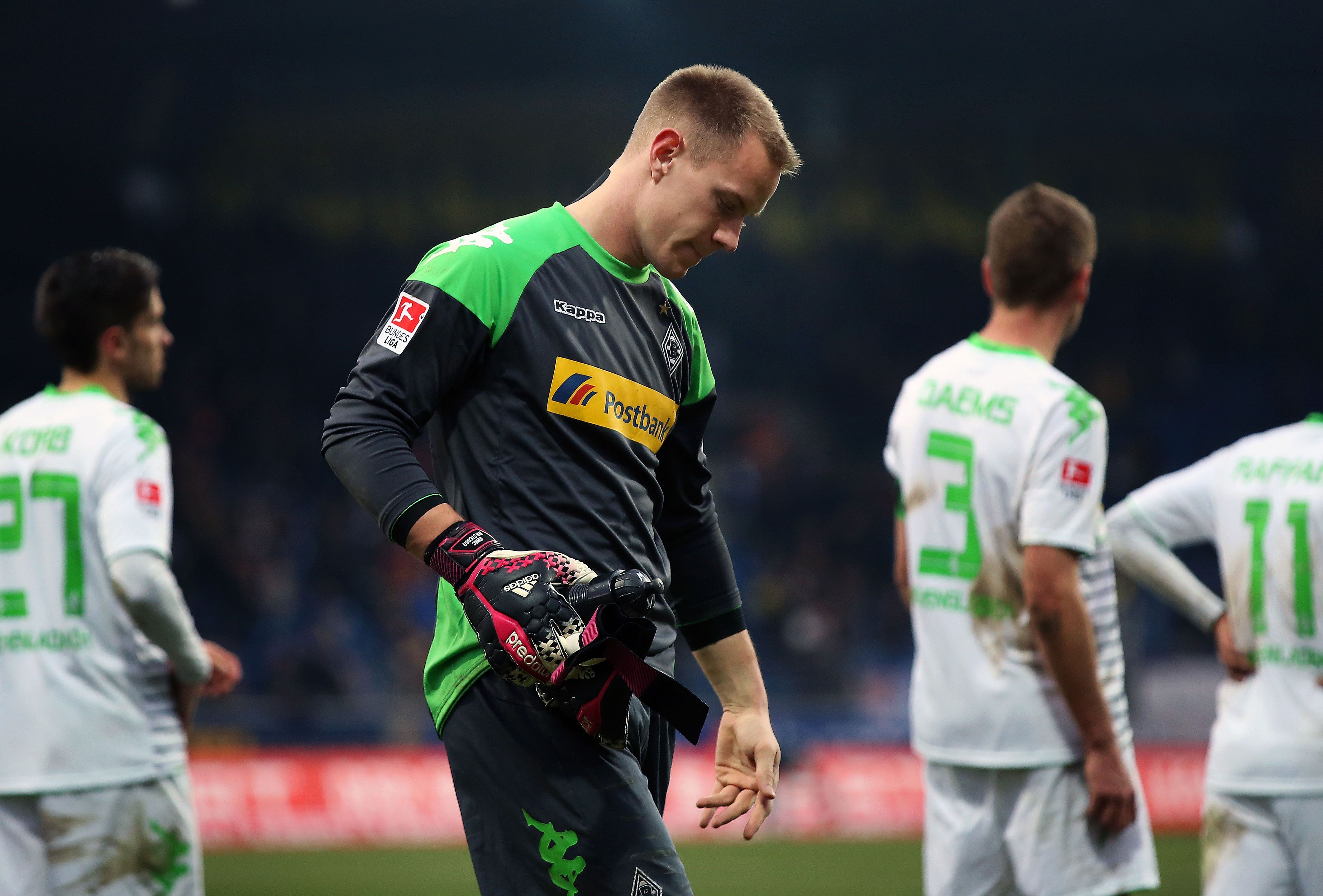 
                <strong>FLOP: Marc-Andre ter Stegen</strong><br>
                Was war das denn für eine irre Slapstick-Einlage des Gladbach-Keepers Marc-Andre ter Stegen gegen Eintracht Braunschweig? Sein individueller Fehler kostete seinem Team den Sieg bei den Niedersachsen und so bleiben die Borussen auch im achten Ligaspiel in Folge ohne Sieg.
              