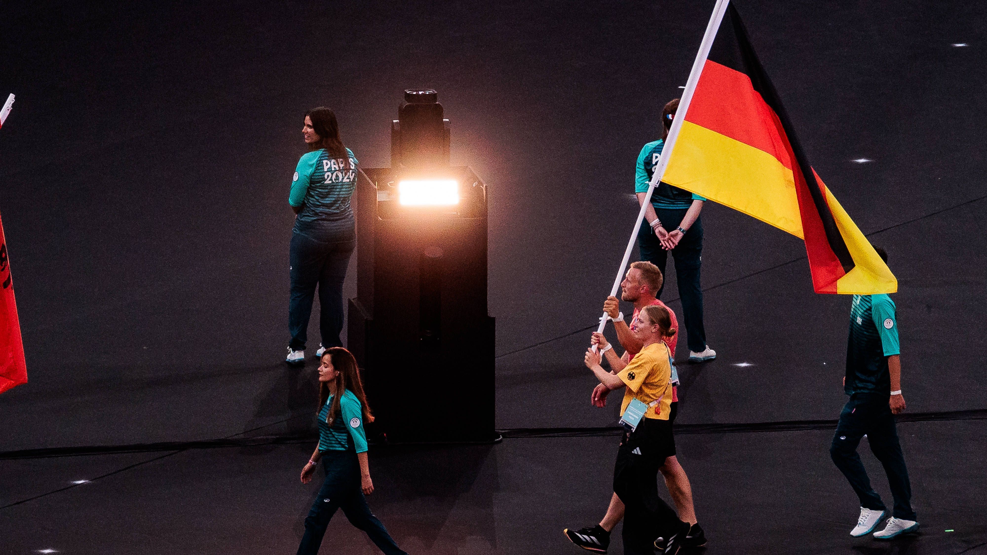 <strong>Olympia 2024: Die besten Bilder der Schlussfeier</strong><br>Die deutsche Fahne tragen Triathletin Laura Lindemann und Kanute Max Rendschmidt.