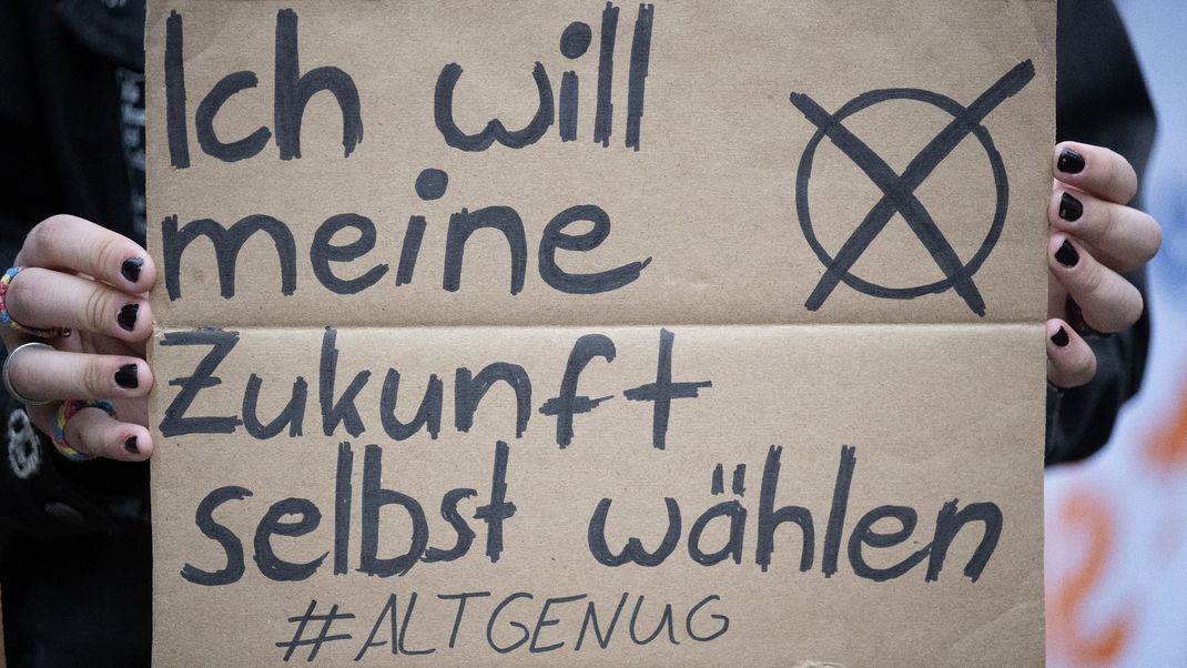 Bei der Europawahl dürfen in Deutschland zum ersten Mal Jugendliche ab 16 Jahren wählen. Schülerinnen und Schüler wünschen sich das für alle Wahlen.