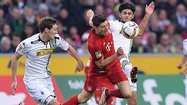 
                <strong>Robert Lewandowski (Bayern München)</strong><br>
                Robert Lewandowski (Bayern München): Wird von den Gladbachern gut aus dem Spiel genommen. Seine beste Szene hat er in der 19. Minute, als Sommer seinen Schuss entschärft. Als Anspielstation im Angriff zwar ein wichtiger Faktor im Bayern-Spiel, trotzdem erwartet man sich von so einem Klasse-Mann mehr. ran-Note: 5. 
              