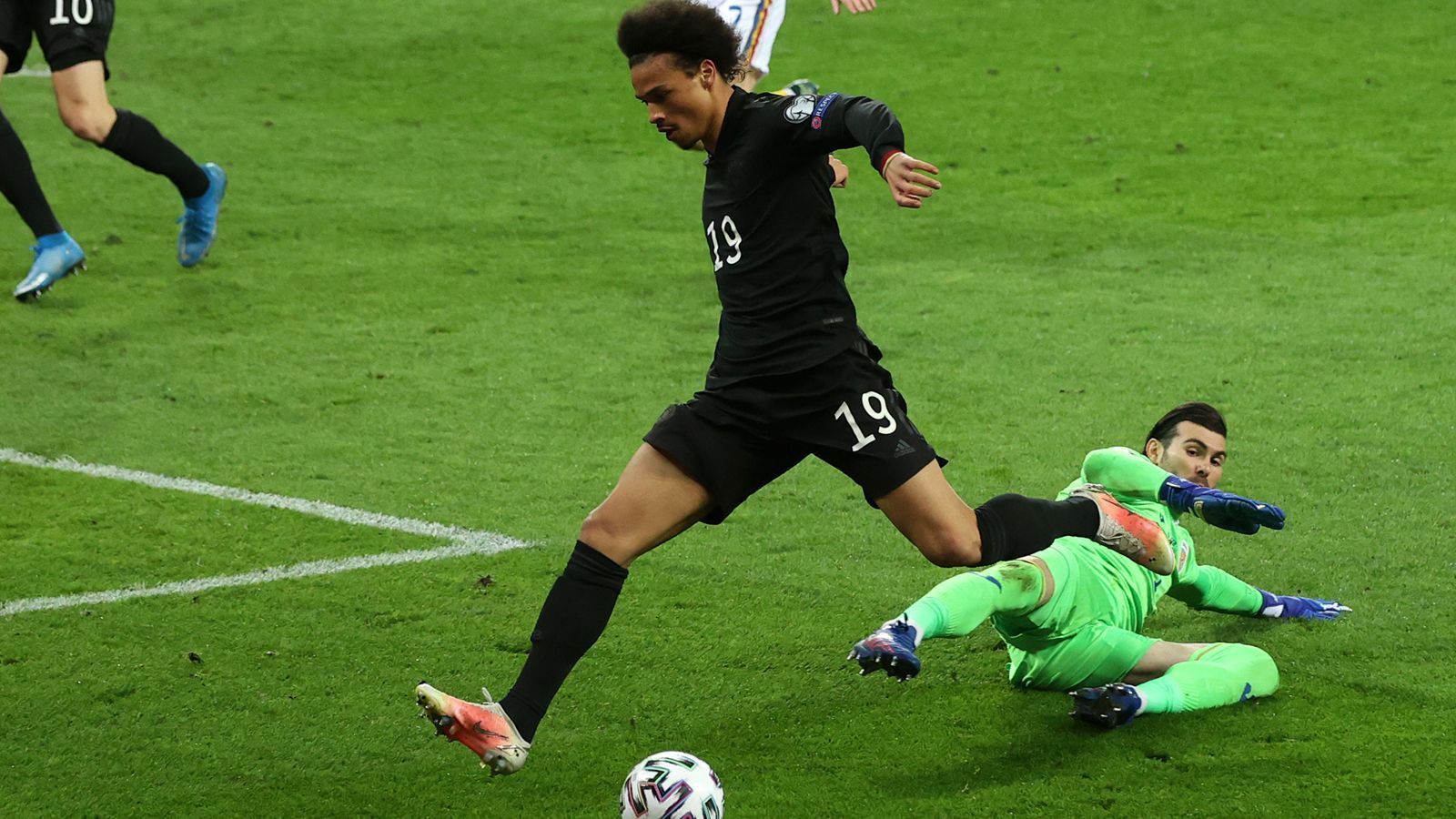 
                <strong>Leroy Sane</strong><br>
                Nach ordentlichen ersten Minuten sieht man von Sane in der ersten Hälfte immer wieder eine Bewegung: Das Abdrehen mit dem Ball nach hinten. Statt direkter Duelle wählt der Bayern-Star zu oft den Pass zurück. Dazu ist seine linke Seite immer wieder sträflich verwaist. In der zweiten Hälfte dann immerhin viel engagierter: Immer wieder macht Sane mit Sprints das Spiel zunächst schnell, scheitert aber letztlich entweder mit ungenauen Pässen, überhasteten Abschlüssen oder bei der Ballmitnahme im hohen Tempo. Mit einem missglückten Rückpass serviert er den Rumänen sogar noch die Riesenchance zum Ausgleich. Nach der Gala gegen Island ist vor allem die lustlose erste Hälfte ein Rückschritt. ran.de-Note 4
              