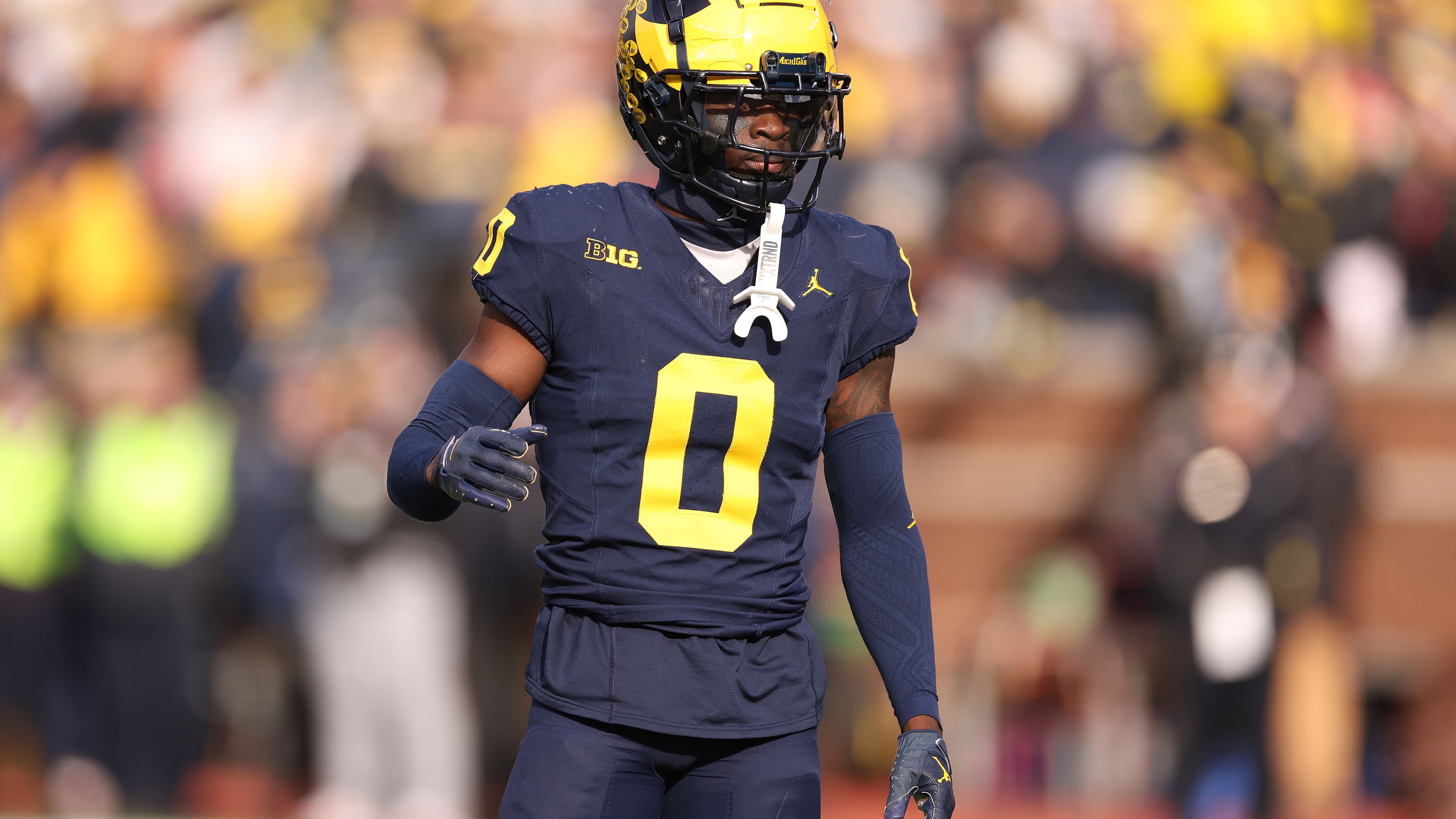 <strong>Secondary</strong><br>Klares Plus für Michigan. Sollte sich Jabbar Muhammad, bester Cornerback der Huskies, verletzt haben in den finalen Plays gegen Texas, würde die Diskrepanz nur noch größer. Will Johnson, Josh Wallace und Mike Sainristil (Letzterer ursprünglich als Wide Receiver an die Uni gekommen und dieses Jahr fünf Interceptions gefangen!) sind ganz sicher das beste CB-Trio am College...