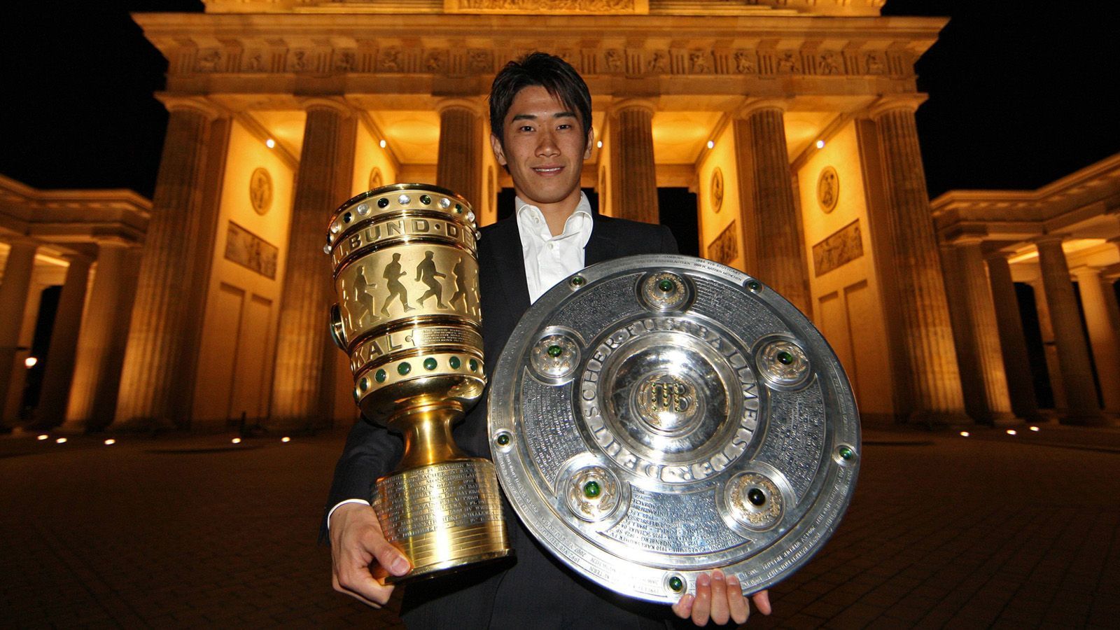 
                <strong>Shinji Kagawa</strong><br>
                Shinji Kagawa war einer der Shooting Stars der Saison 2011/12. Allein in der Bundesliga kam der Japaner bei 31 Einsätzen auf 24 Torbeteiligungen. Mit den guten Leistungen weckte er das Interesse von Manchester United - allerdings konnte er auf der Insel nie wirklich überzeugen. Der Mittelfeldspieler kehrte daher 2014 nach Dortmund zurück. An seine alten Leistungen konnte Kagawa indes nie mehr anknüpfen. Aktuell steht der 30-Jährige zwar wieder beim BVB unter Vertrag, kickt auf Leihbasis aber für Besiktas Istanbul. Ein erneutes Comeback im Signal Iduna Park: unwahrscheinlich.
              