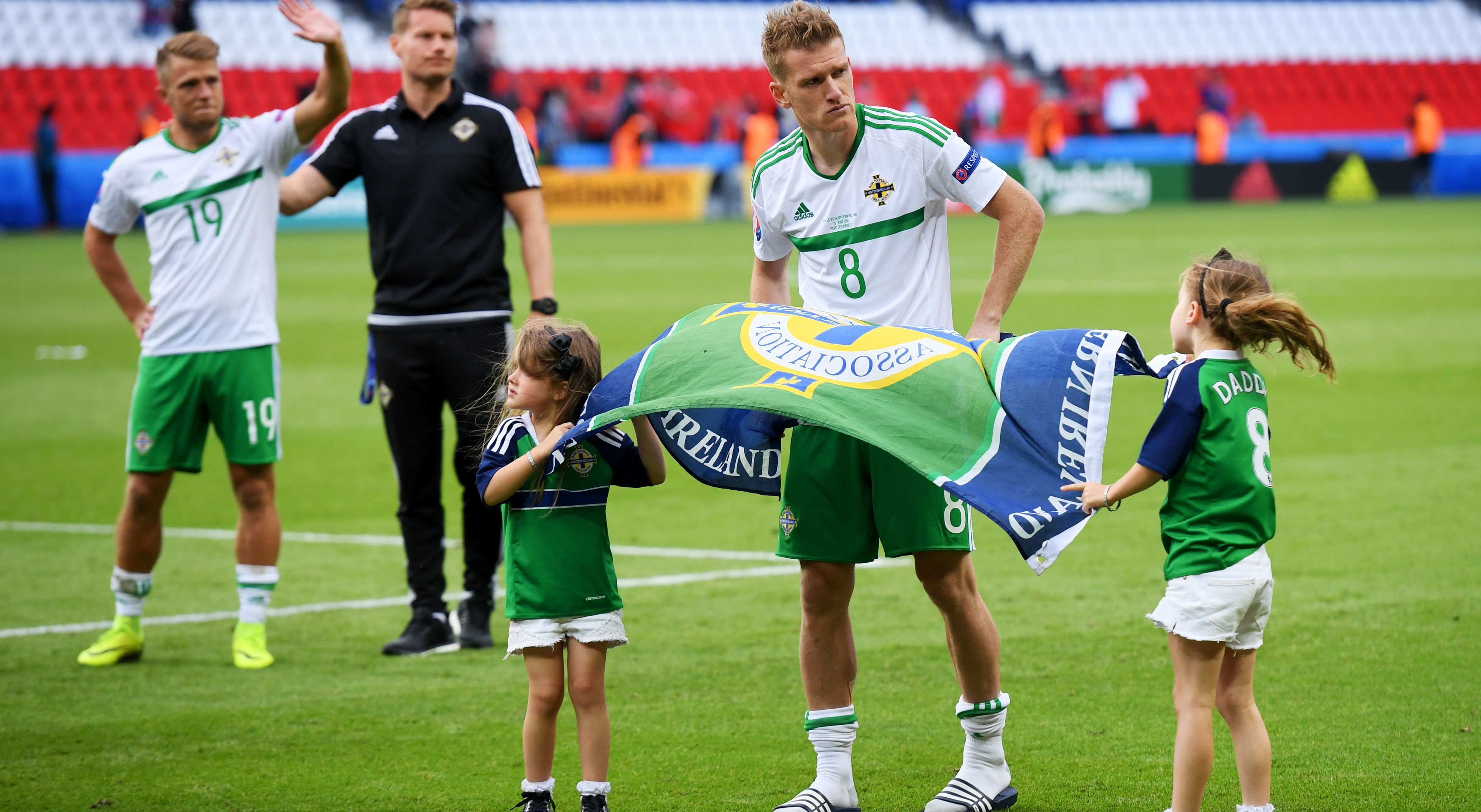 
                <strong>Steven Davis </strong><br>
                Nordirlands Steven Davis ist nach der Achtelfinal-Pleite gegen Wales sichtlich geknickt. Selbst die zwei Töchter schaffen es nicht, ihren Daddy aufzumuntern.
              