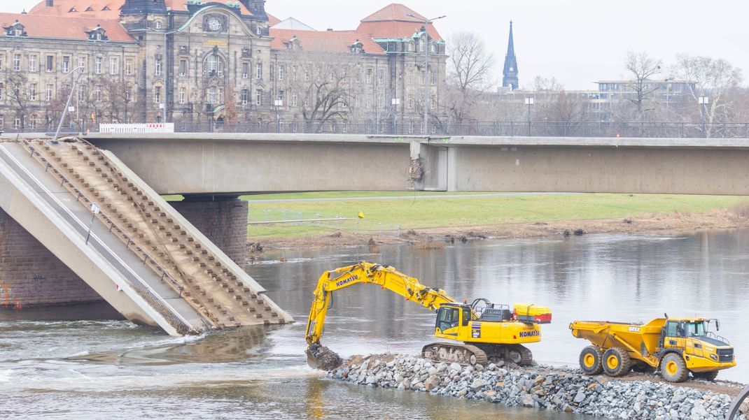 Der aufgeschüttete Damm auf der Altstädter Elbseite wird zurückgebaut, um die Fahrrinne wieder freizumachen.