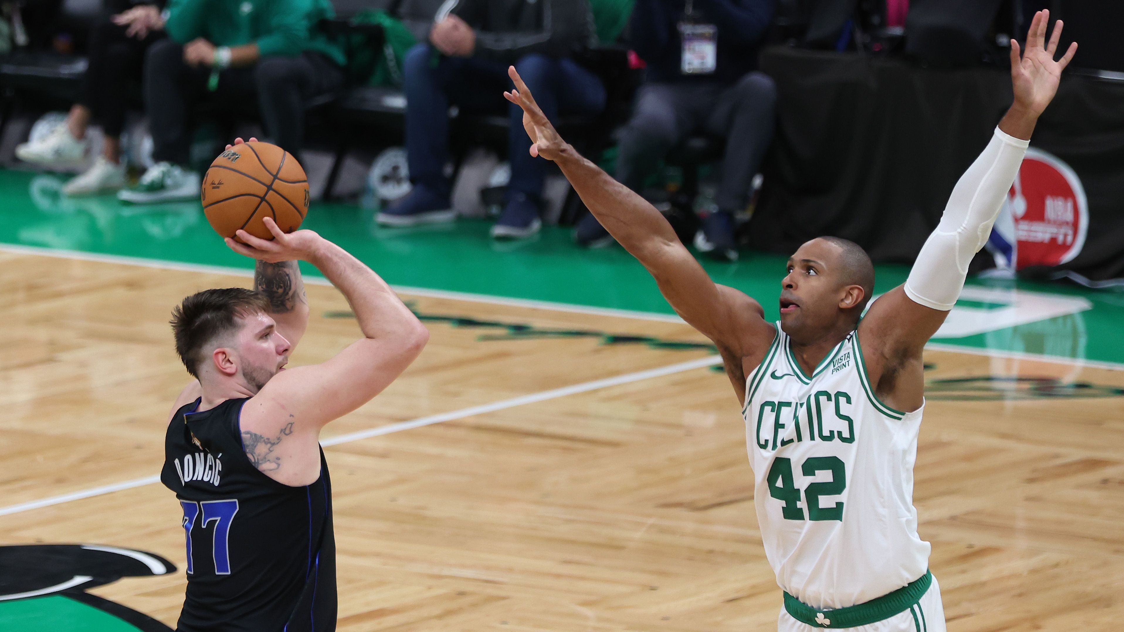 Defensiv zeigte Horford in den Playoffs, dass er nicht die prophezeite Schwachstelle der Celtics-Defense ist. Ob als Help-Defender oder in einem direkten Matchup - er ist stets zur Stelle, wenn er gebraucht wird. Offensiv dehnt er zudem das Spielfeld und schafft so Platz in der Zone für seine Mitspieler.