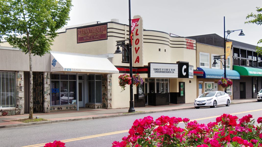 Café statt Theater:  Das Clova Theatre liegt in Wahrheit in Surrey, Kanada. In Smallville ist es das Café Talon.  Lana Lang eröffnet es in einem ehemaligen Kino. Sie schmeißt zwar den Laden, doch er gehört Supermans Rivalen Lex Luthor.