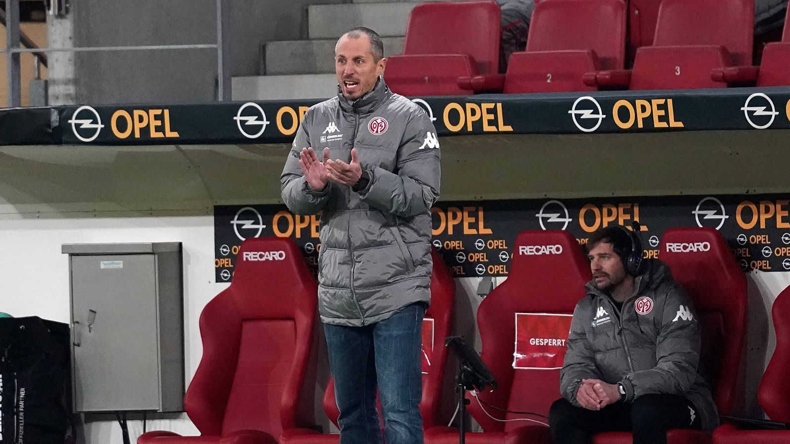 
                <strong>FSV Mainz 05</strong><br>
                Vielleicht gibt es den einen Feuerwehrmann in dieser Saison aber doch noch. Seit Bo Svensson in Mainz für Jan-Moritz Lichte (im Bild) übernommen hat, zeigt die Tendenz bei den 05ern klar nach oben. 1,38 Punkte Svenssons stehen 0,55 Durchschnitts-Zählern von Lichte gegenüber. Ob Svensson aber wirklich ein Feuerwehrmann ist, muss er erst noch beweisen. Denn mit 17 Punkten schweben die Rheinhessen weiter in großer Abstiegsgefahr, außerdem könnte der positive Effekt der letzten Wochen damit zusammenhängen, dass mit Sportvorstand Christian Heidel und Sportdirektor Martin Schmidt zwei weitere bekannte Gesichter zurückkehrten. Gemeinsam mit Svensson fädelte das Duo clevere Leihgeschäfte von Spielern wie Danny da Costa, Dominik Kohr oder Robert Glatzel ein, Baustellen wurden geschlossen.
              