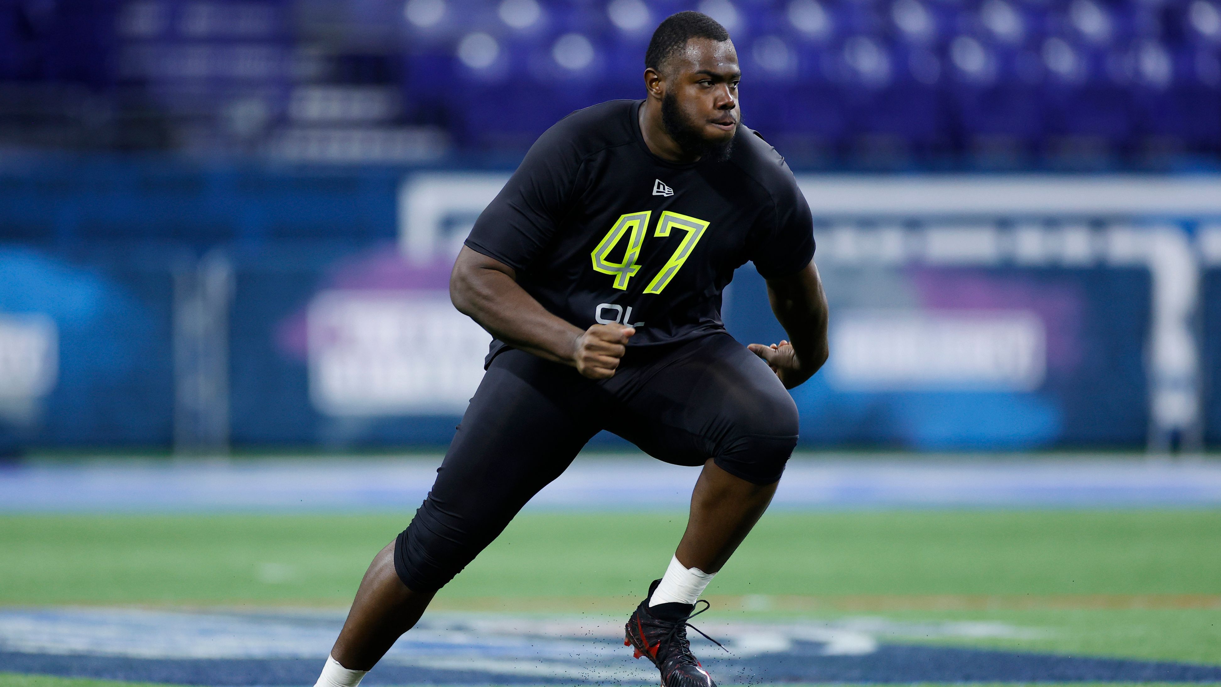 
                <strong>6. Pick - Los Angeles Chargers: Andrew Thomas (Offensive Tackle, Georgia)</strong><br>
                Der zweite No-Brainer-Tackle im Draft geht nach LA. Football wird an der Line of Scrimmage gewonnen. Thomas hat mit blutjungen 20 Jahren schon zwei Jahre als Starting Left Tackle in Georgia gespielt. Letztes Jahr hat er gerade mal einen Sack und neun Pressures zugelassen.
              