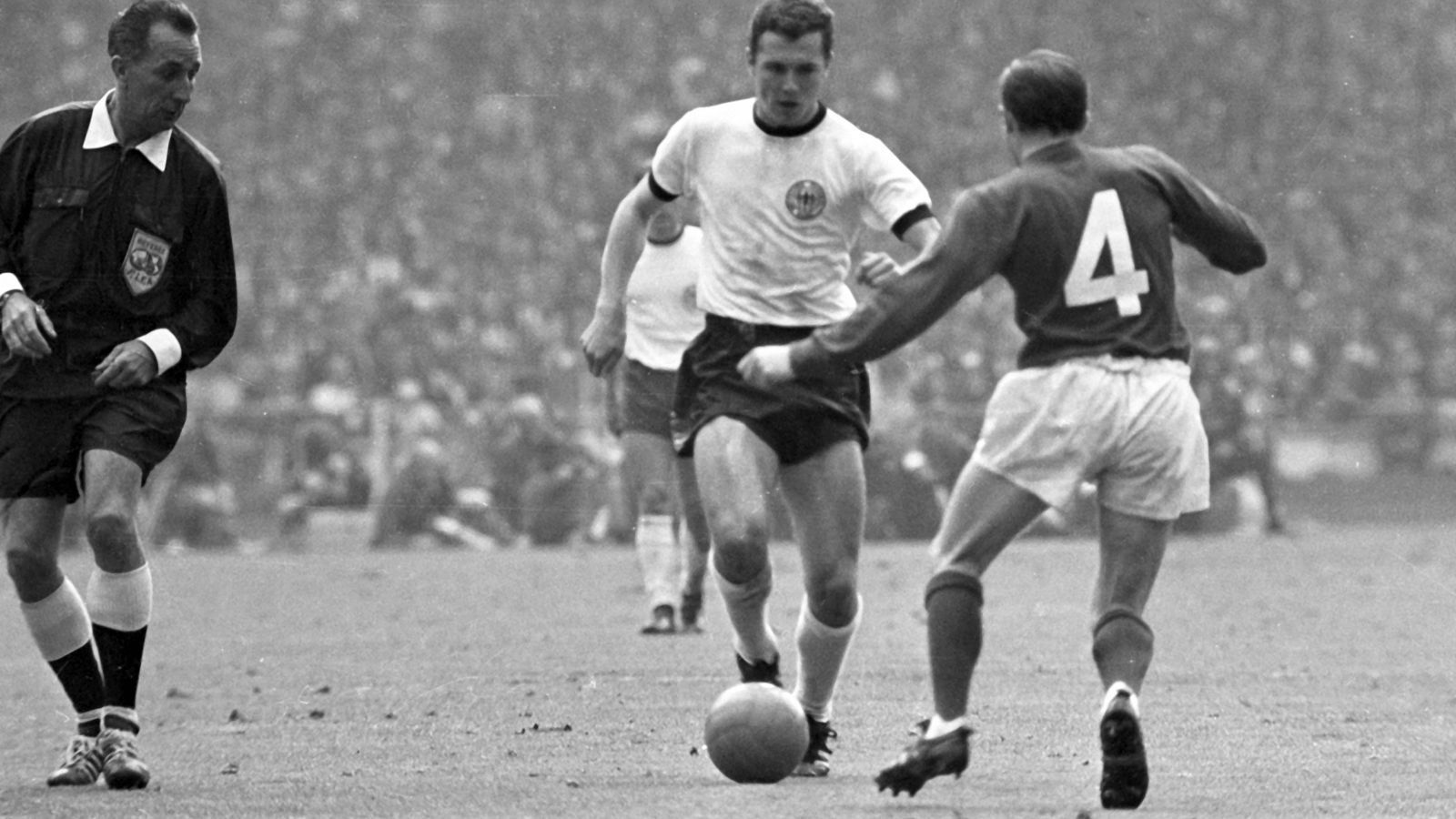 
                <strong>1966 in England (Vize-Weltmeister)</strong><br>
                Der lange Weg bis zum Wembley-Tor startet mit einem Kantersieg. Doppel-Torschütze beim souveränen 5:0 gegen die Schweiz in Sheffield: Franz Beckenbauer.
              