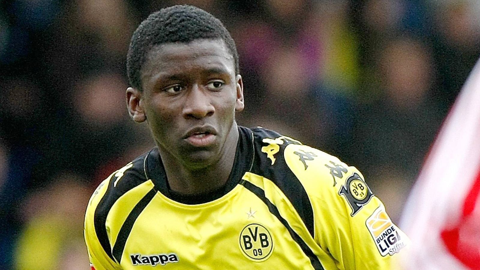 
                <strong>Borussia Dortmund</strong><br>
                Erstmals auf sich aufmerksam machte der gebürtige Berliner bei den B- und A-Junioren Borussia Dortmunds. Zuvor lauteten seine Stationen VfB Sperber Neukölln, SV Tasmania Berlin, Neuköllner Sportsfreunde 1907 und FC Hertha 03 Zehlendorf. Für den BVB lief Rüdiger zweieinhalb Jahre auf.
              