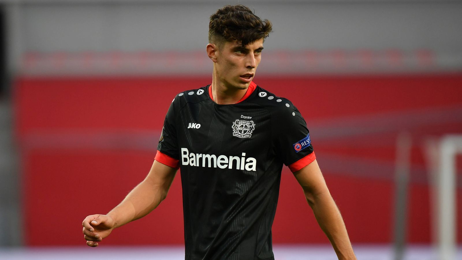 
                <strong>Kai Havertz (FC Chelsea)</strong><br>
                Den Sprung auf die Insel wagt Kai Havertz. Das deutsche Supertalent wechselt zum FC Chelsea, die in diesem Sommer fleißig investieren. Der 21-Jährige spielte seit seinem elften Lebensjahr bei Bayer Leverkusen und ist damit nach Volland die zweite Offensivkraft, die den Werksklub in diesem Sommer verlässt. In London wird Havertz aber nicht der einzige deutsche Nationalspieler sein...
              