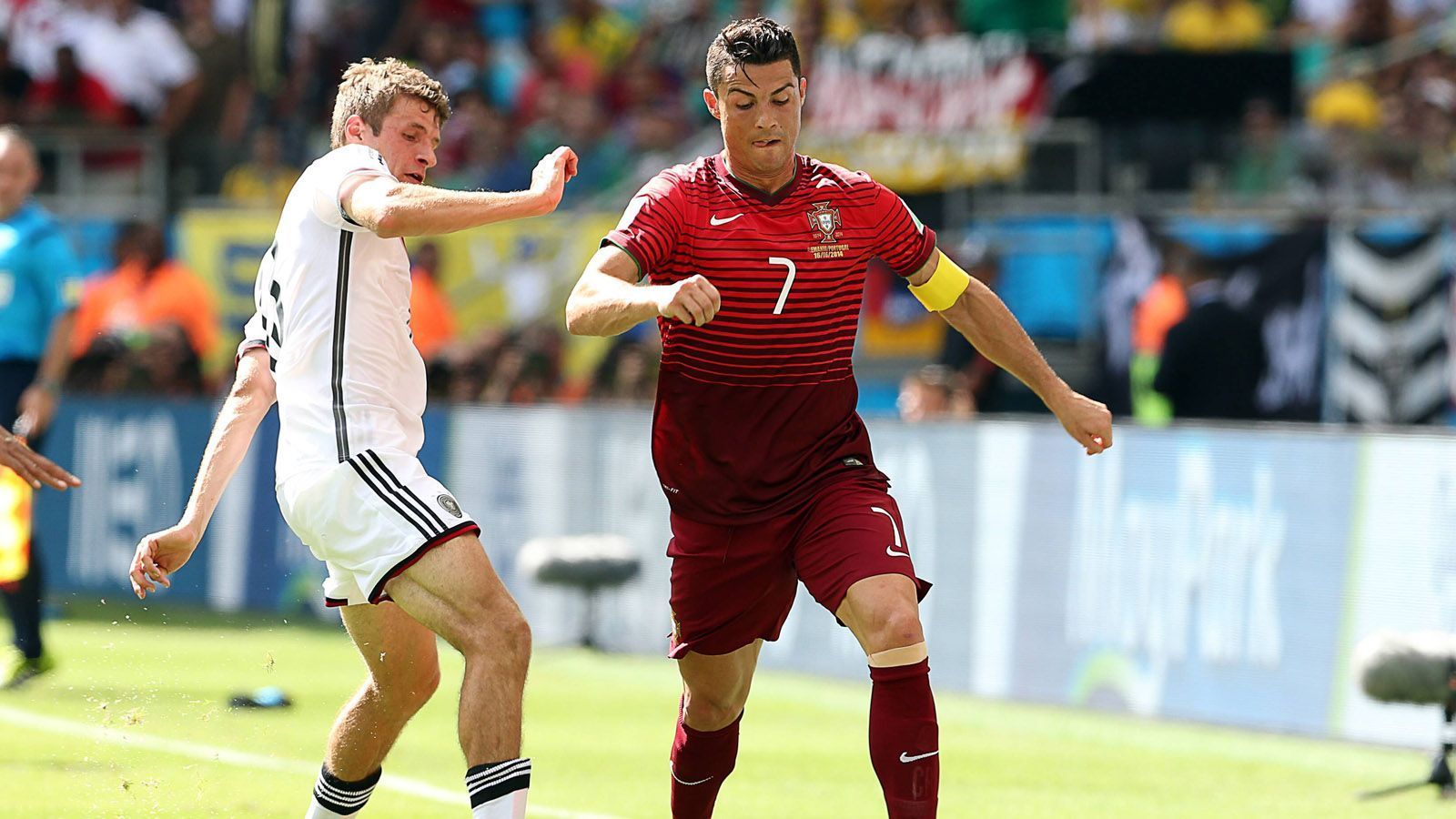 
                <strong>WM 2014 - Vorrunde</strong><br>
                Auch bei der WM in Brasilien standen sich Deutschland und Portugal bereits in der Gruppenphase gegenüber. Beim 100. Spiel einer DFB-Elf bei einer Weltmeisterschaft demontierte Müller mit seinem Hattrick die Portugiesen quasi im Alleingang...
              