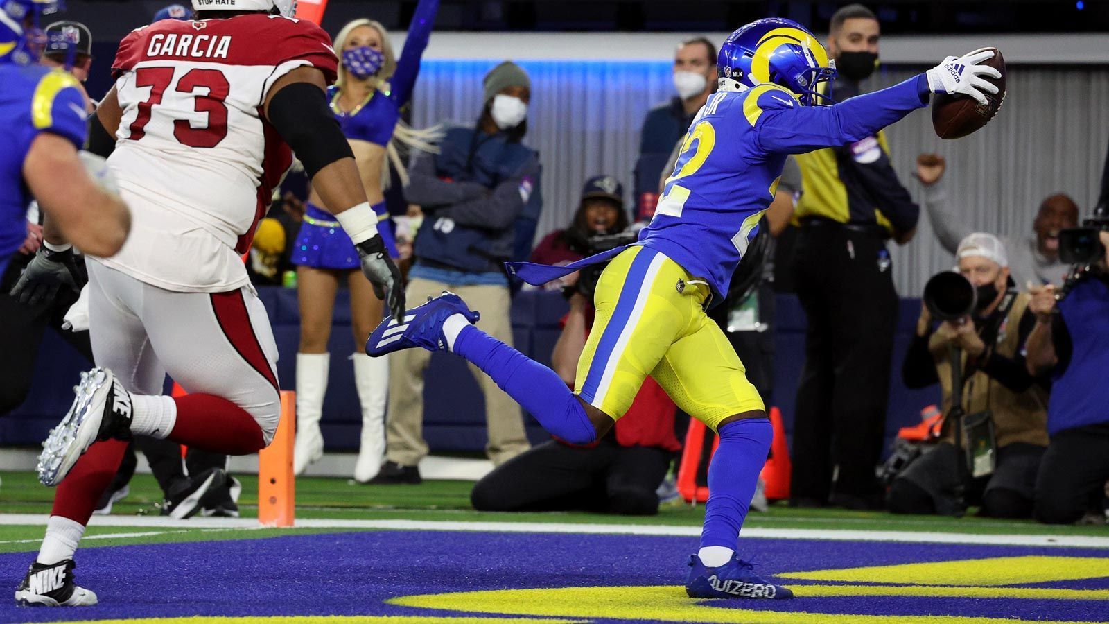 
                <strong>David Long Jr. gelingt historischer Pick Six </strong><br>
                Rams-Verteidiger David Long Jr. schreibt im Wild-Card-Spiel gegen die Arizona Cardinals ein Stück Playoff-Geschichte. Der abgefangene Pass von Cardinals-Quarterback Kyler Murray im zweiten Viertel ist mit drei Yards der kürzeste Pick Six der Postseason-Historie. Long löst damit Jack Squirek von den Los Angeles Raiders ab, der gegen die Washington Redskins in Super Bowl XVIII einen 5-Yard-Pick-Six erzielen konnte.
              